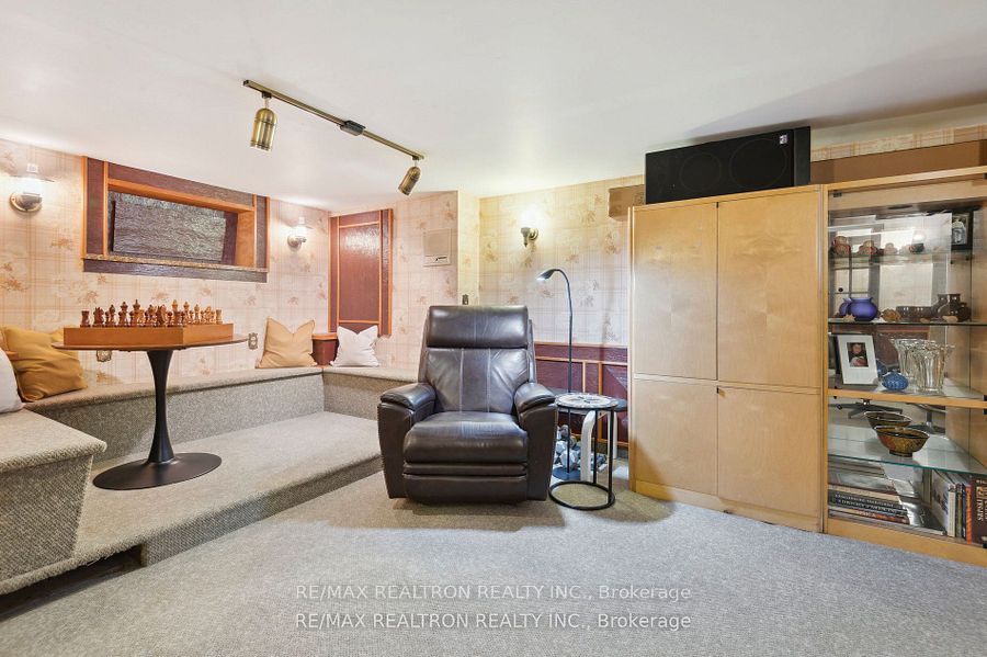 6 Redland Crescent E Property Photo 45