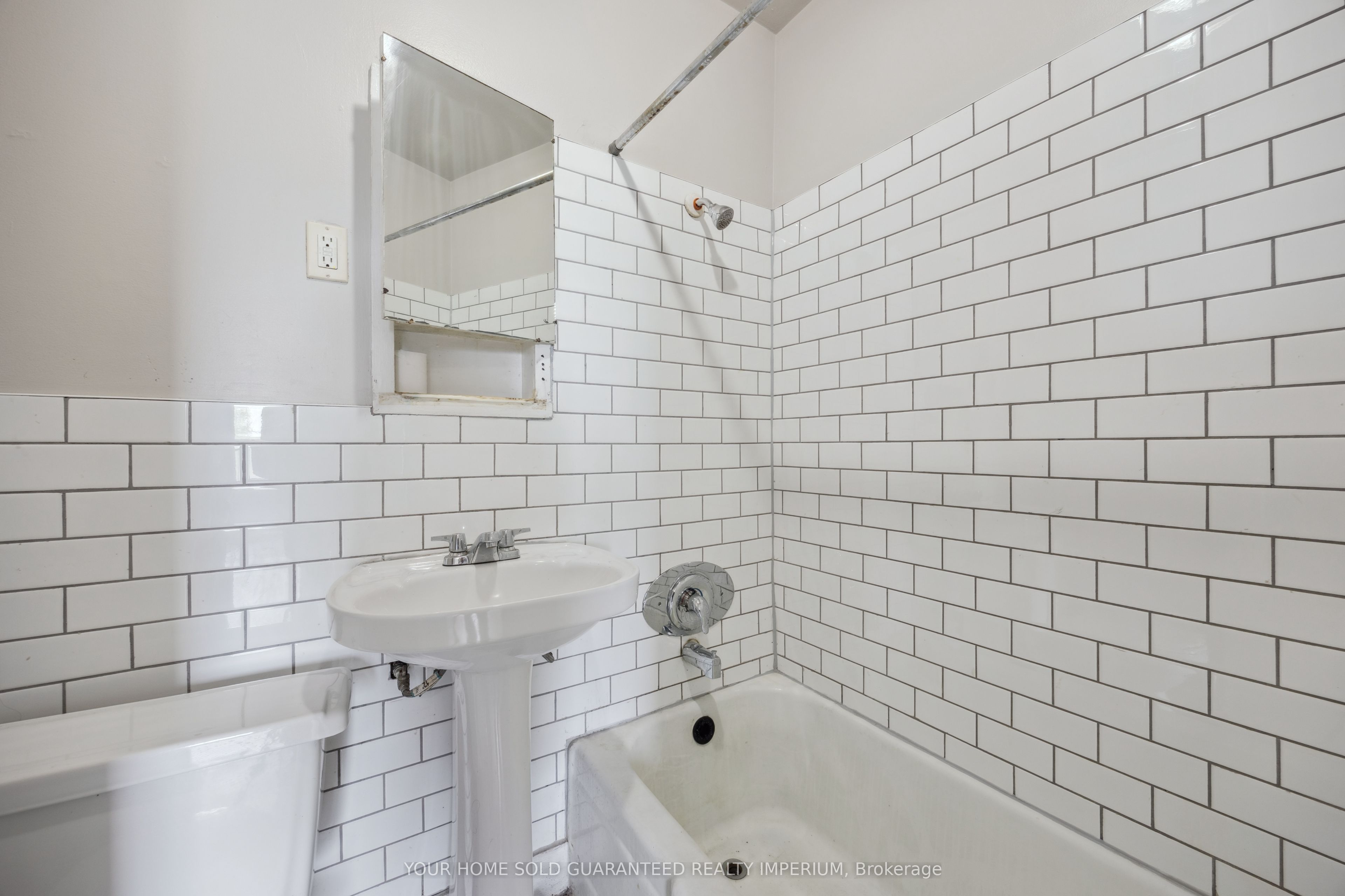 394 Simcoe St S Property Photo 6