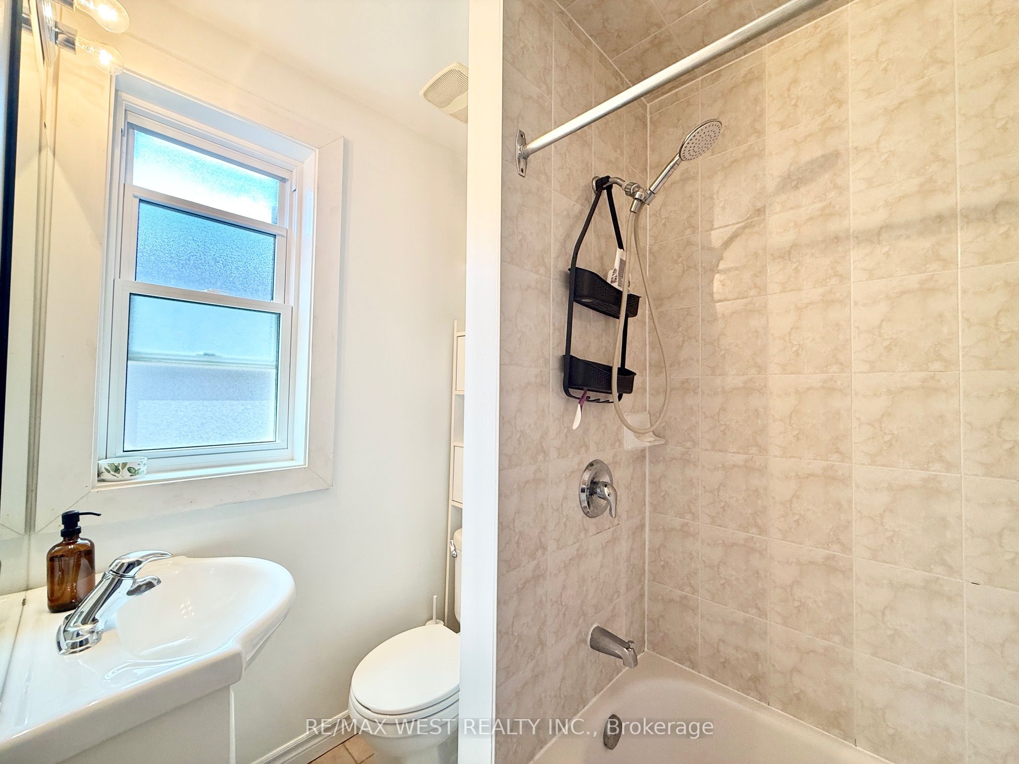 #2nd Floor - 161 Greenwood Avenue Property Photo 11