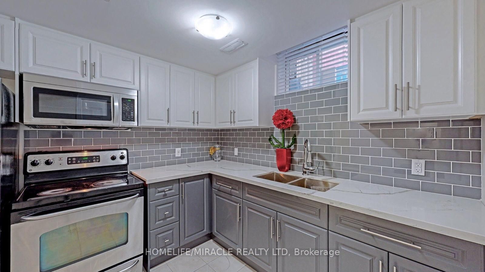 1636 A Melman St Property Photo 3