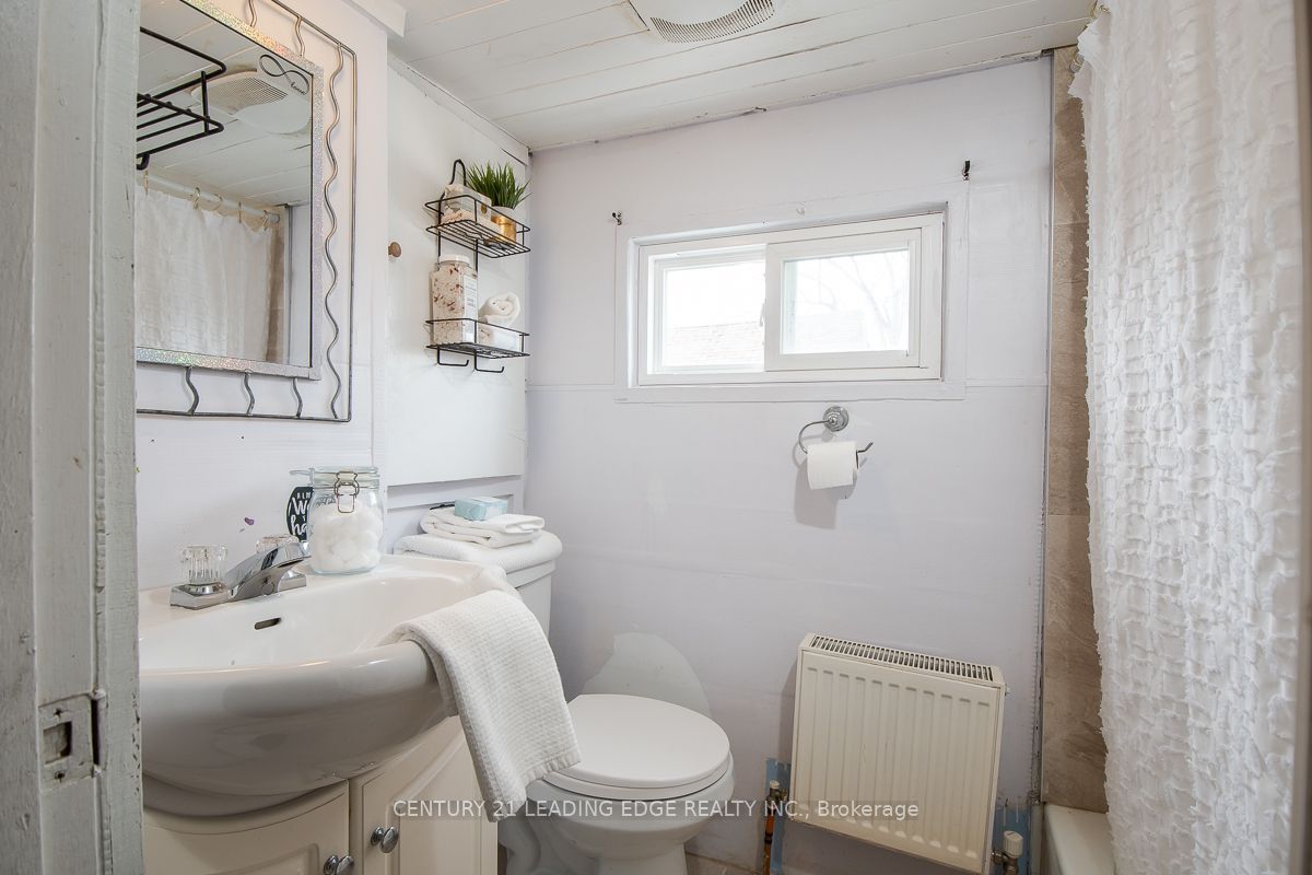 #upper - 128 Summer Street Property Photo 4