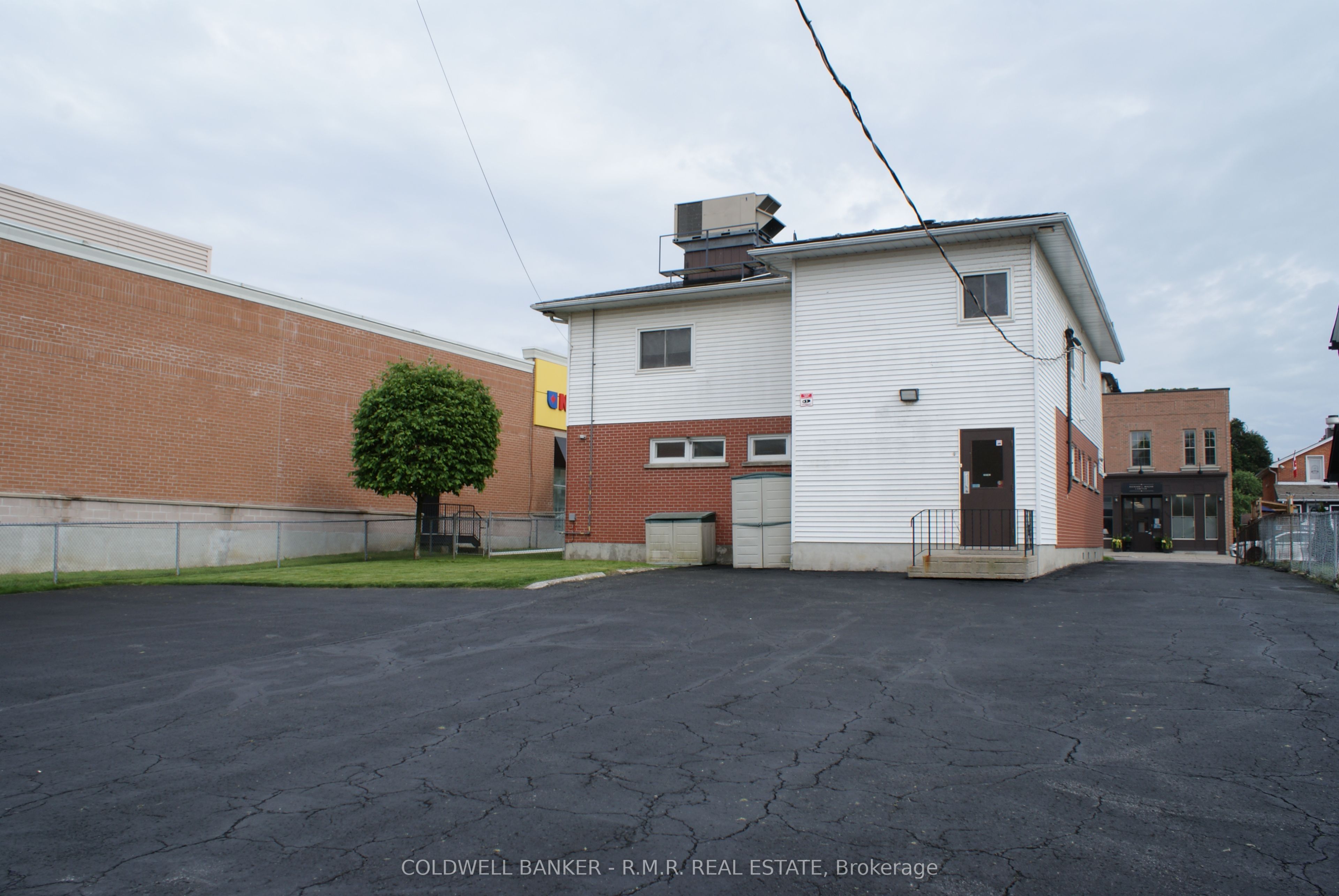 108 King Avenue W Property Photo 3