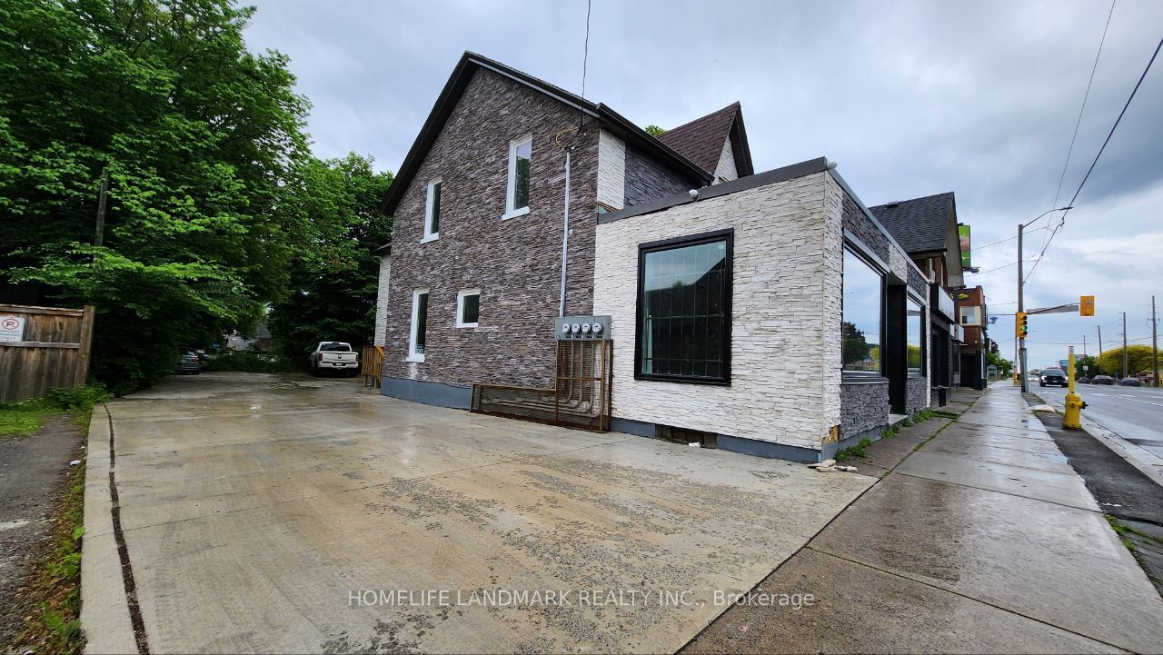 325 Simcoe St S Property Photo 1