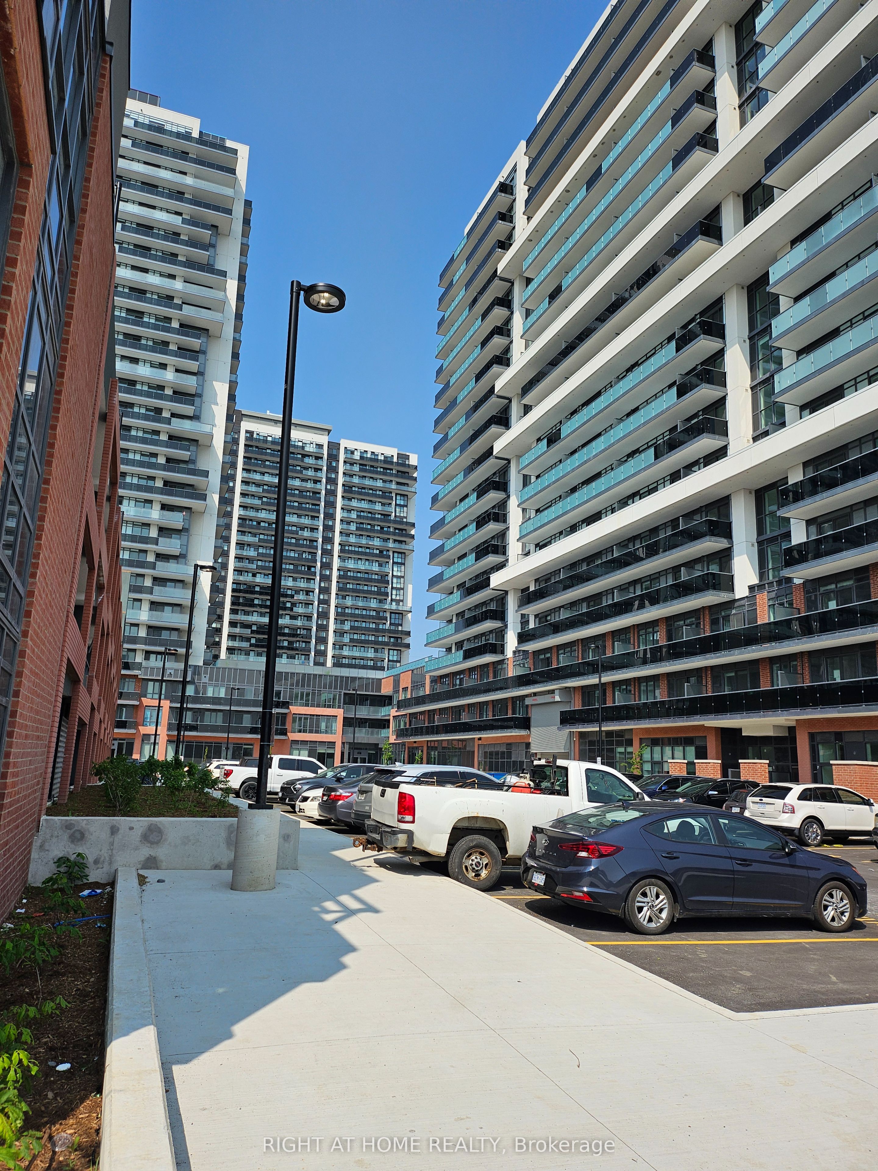 #1618 - 2545 SIMCOE STREET NORTH Street Property Photo 1