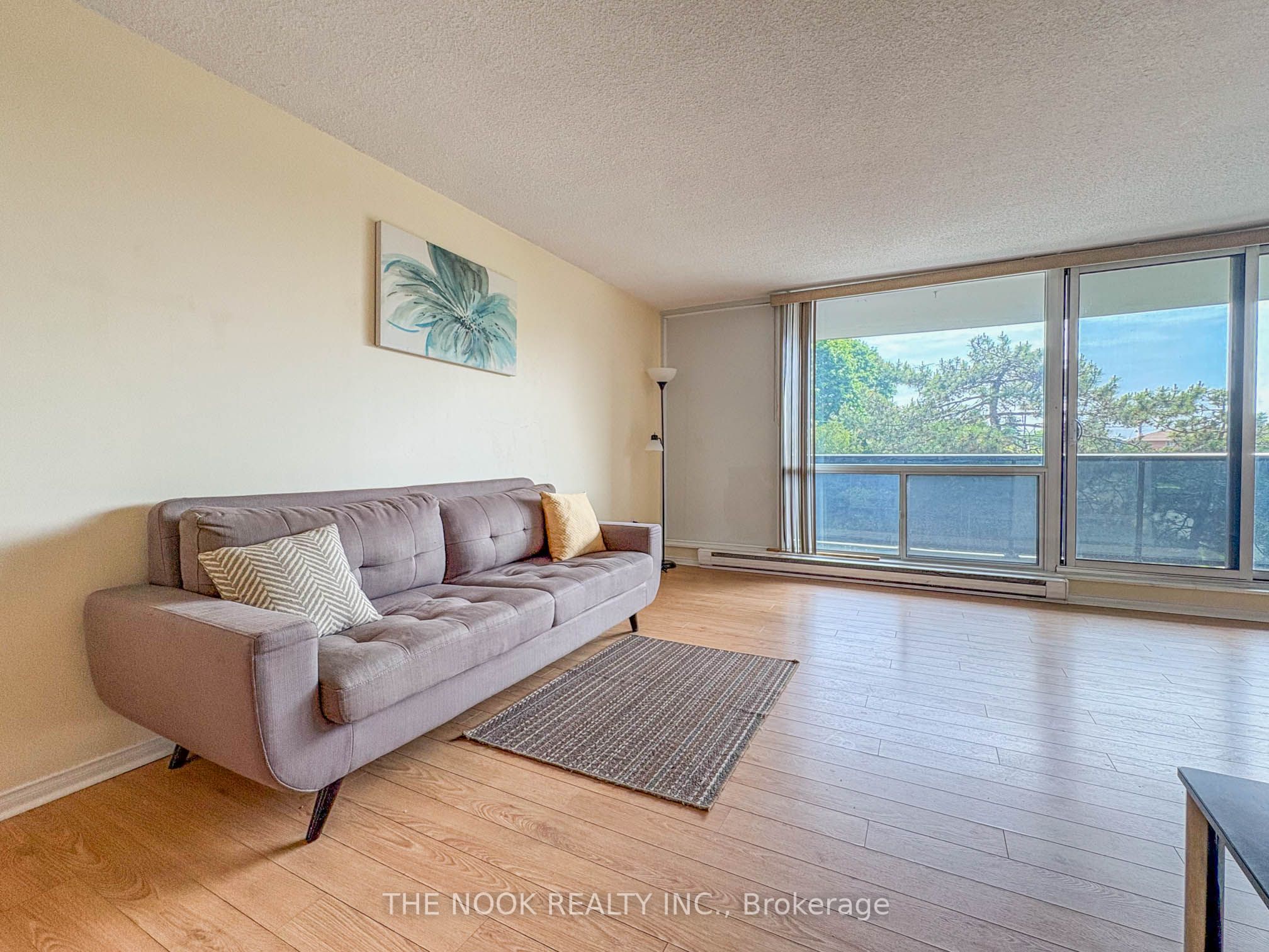 454 Centre Street S 406 Property Photo 2