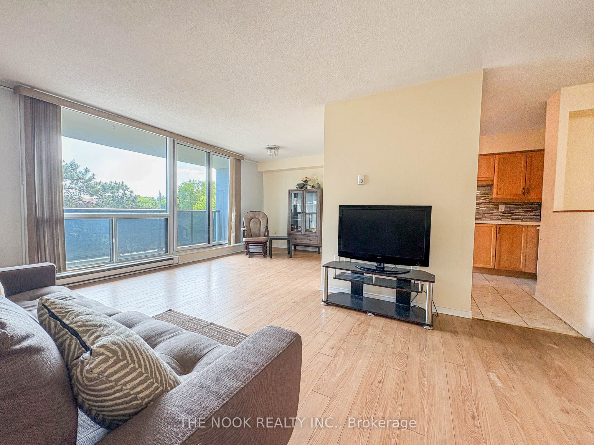454 Centre Street S 406 Property Photo 3