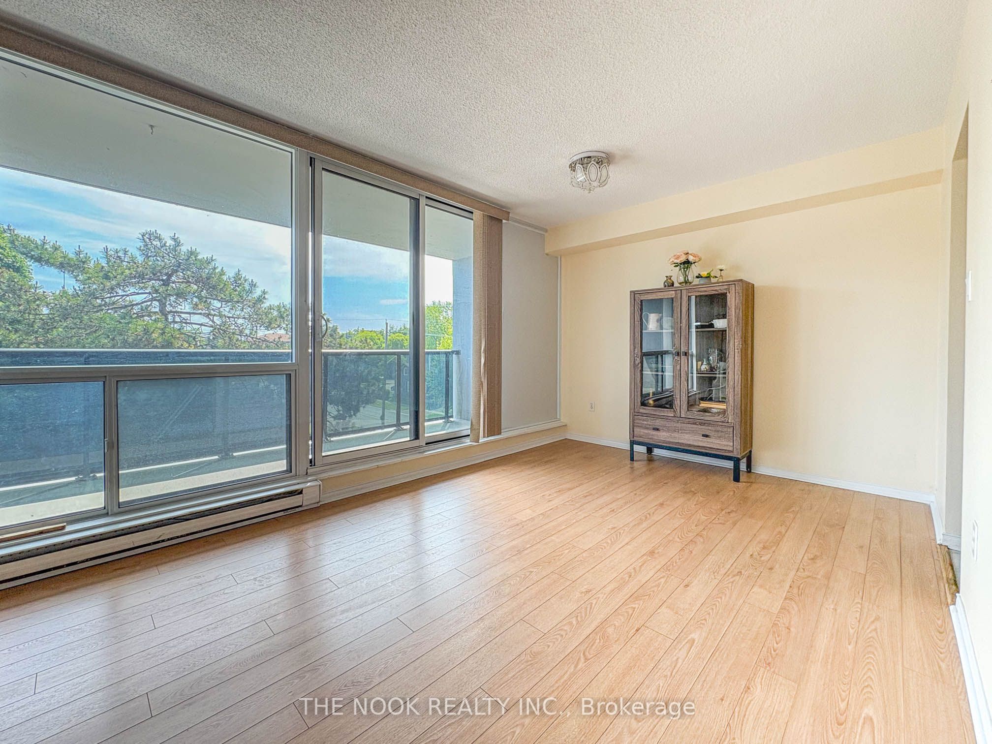 454 Centre Street S 406 Property Photo 5