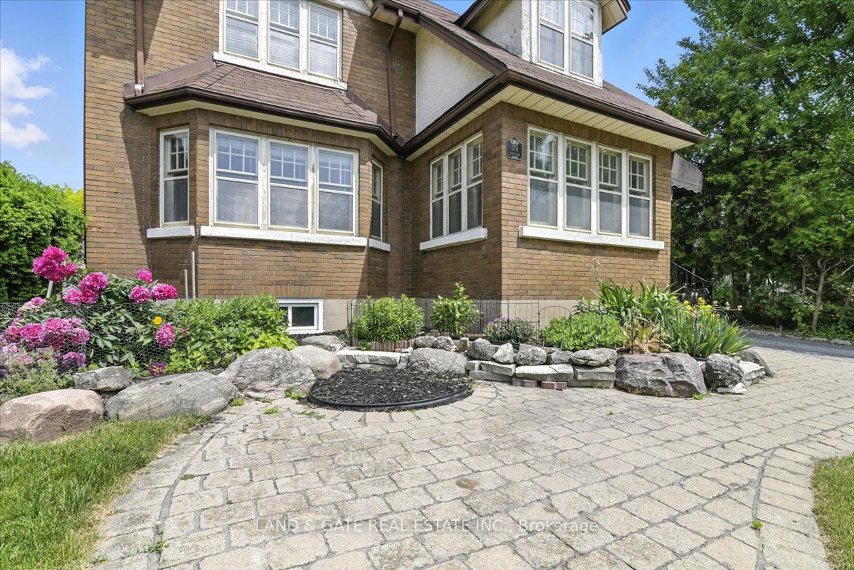 376 King Street E Property Photo 5