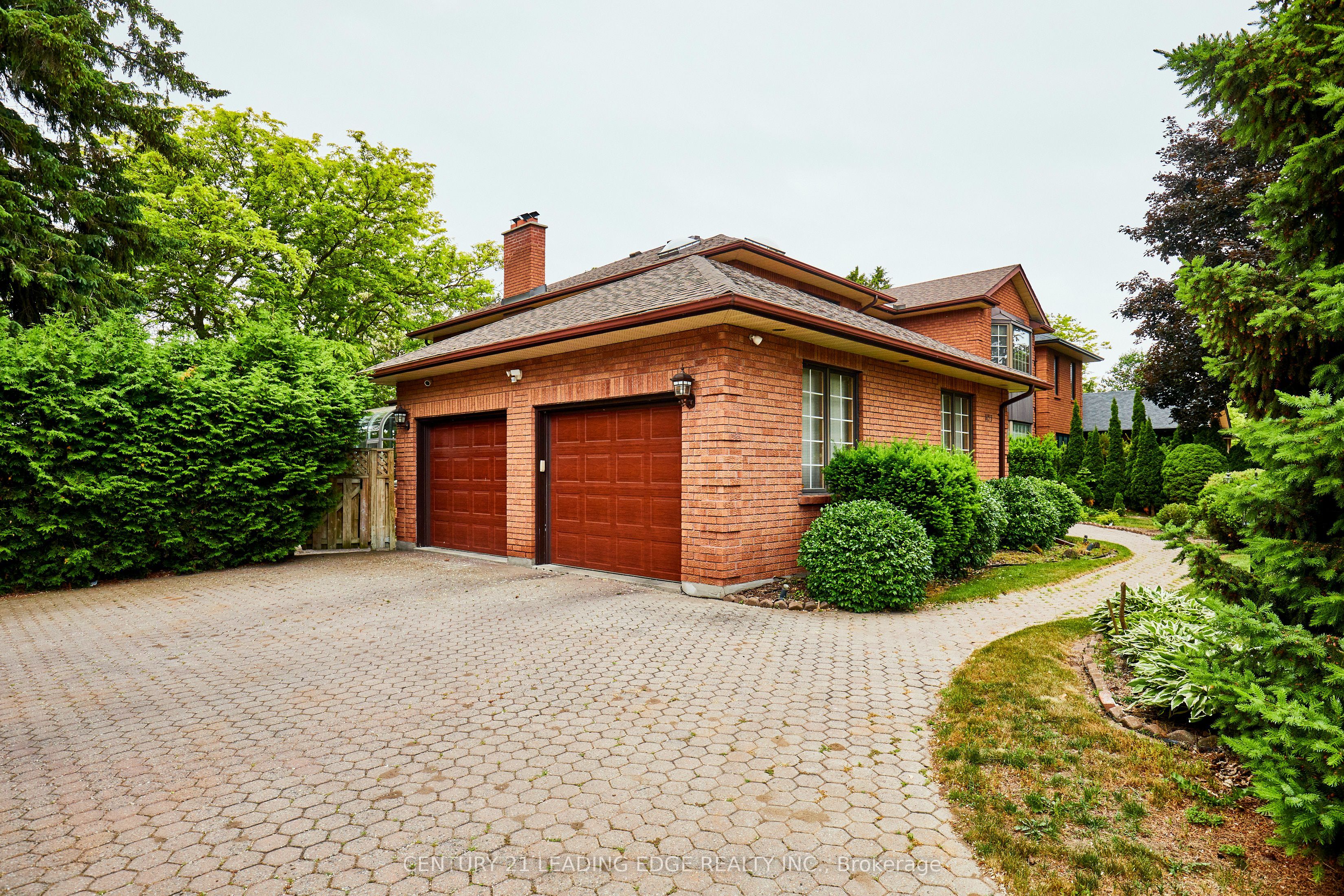 1127 Oshawa Boulevard N Property Photo 2