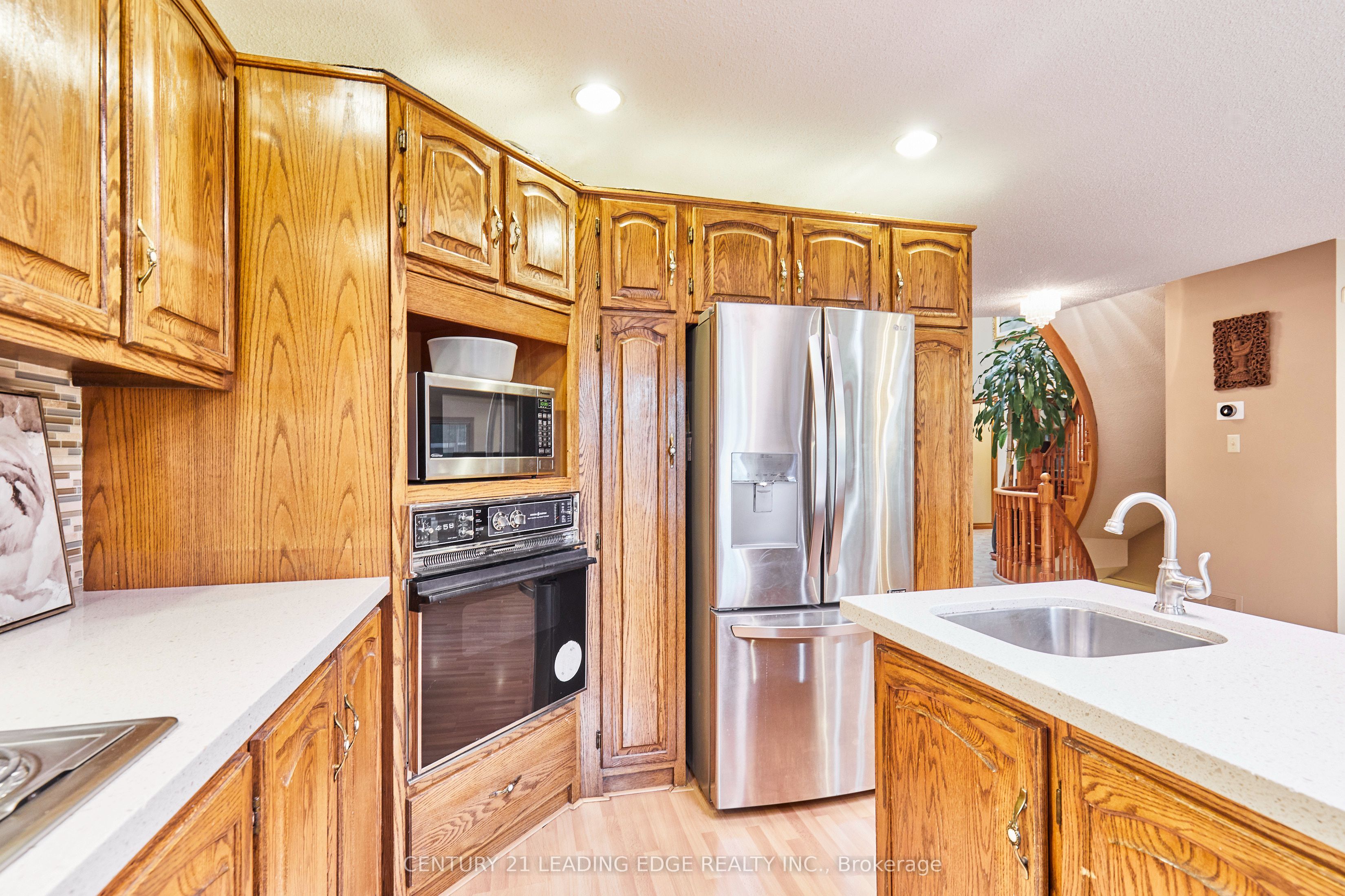 1127 Oshawa Boulevard N Property Photo 9