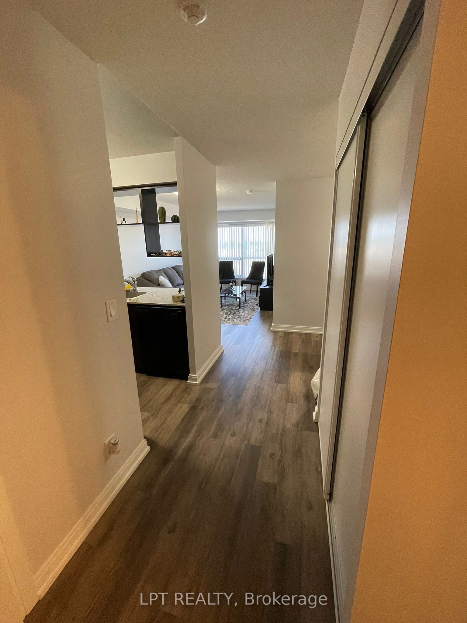 181 Village Green Square 812 Property Photo 8