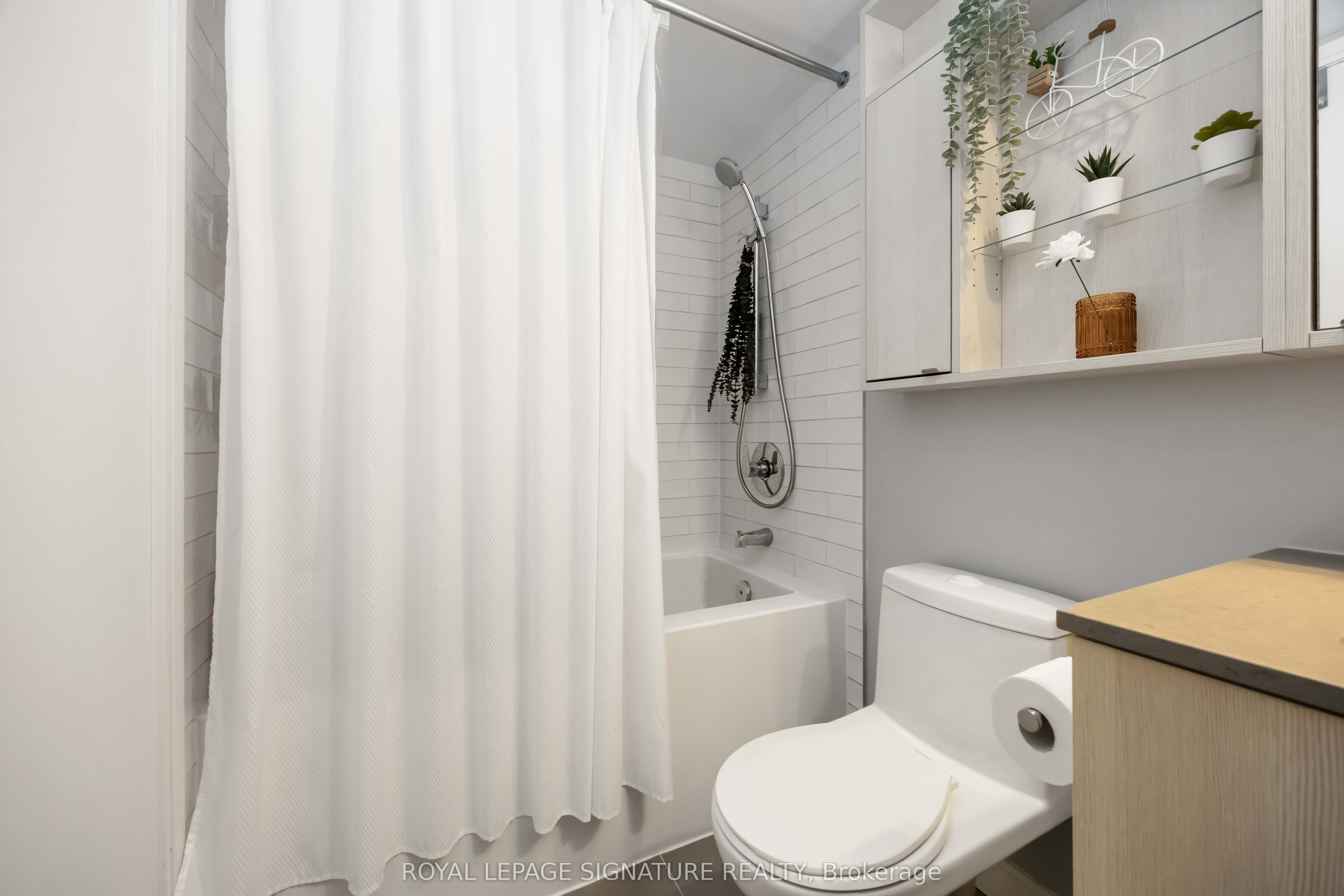 1100 Kingston Road 513 Property Photo 21