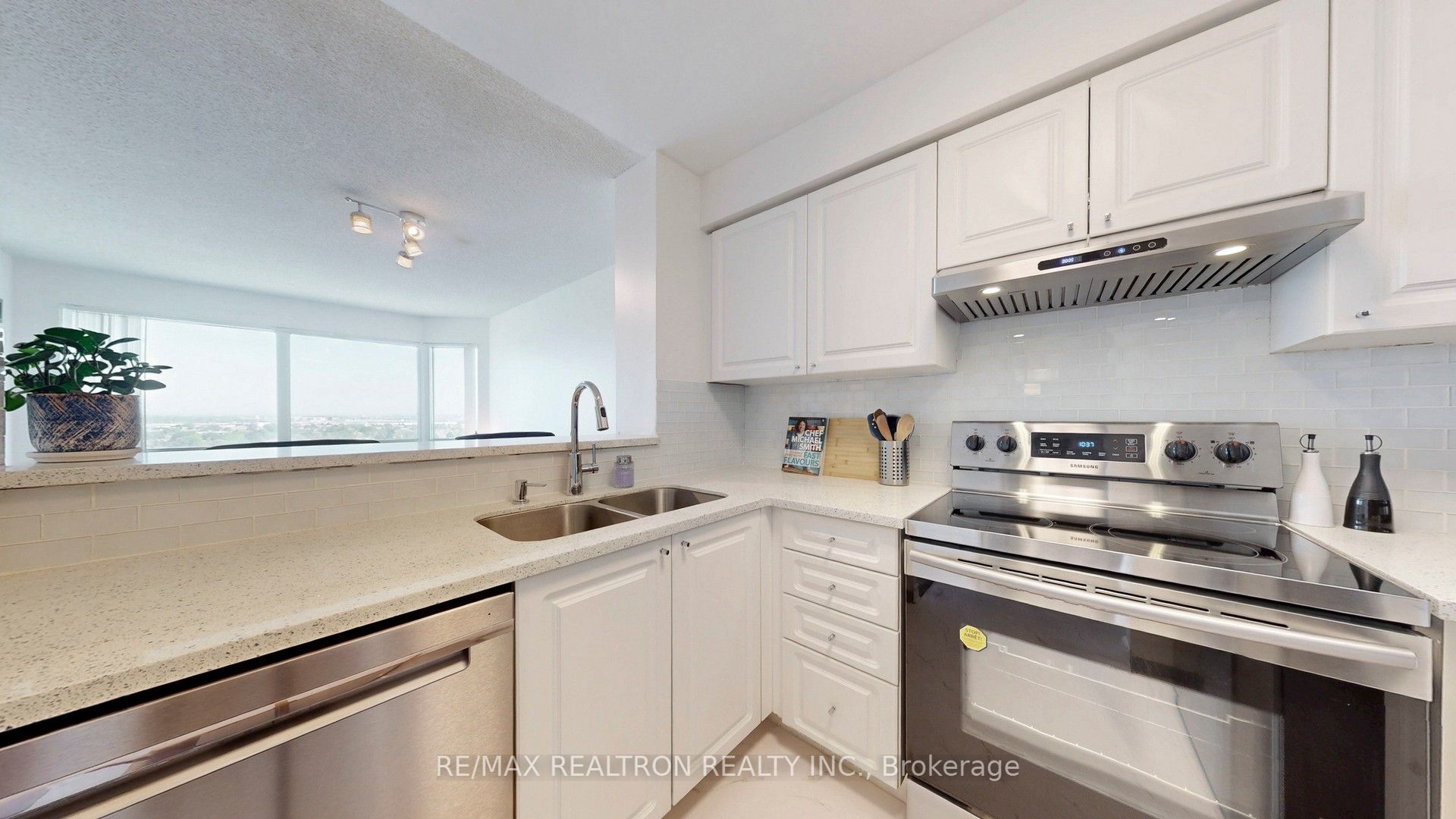 #1905 - 11 Lee Centre Drive Property Photo 8