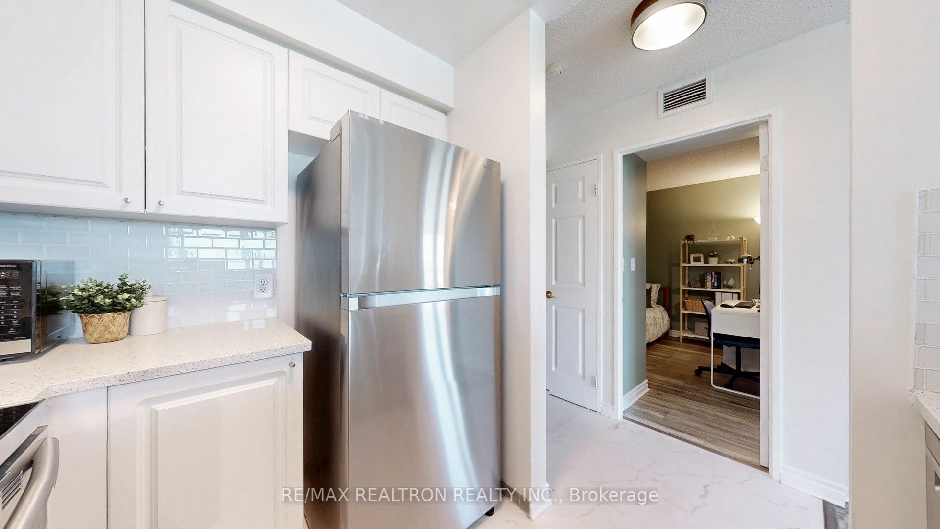 #1905 - 11 Lee Centre Drive Property Photo 9