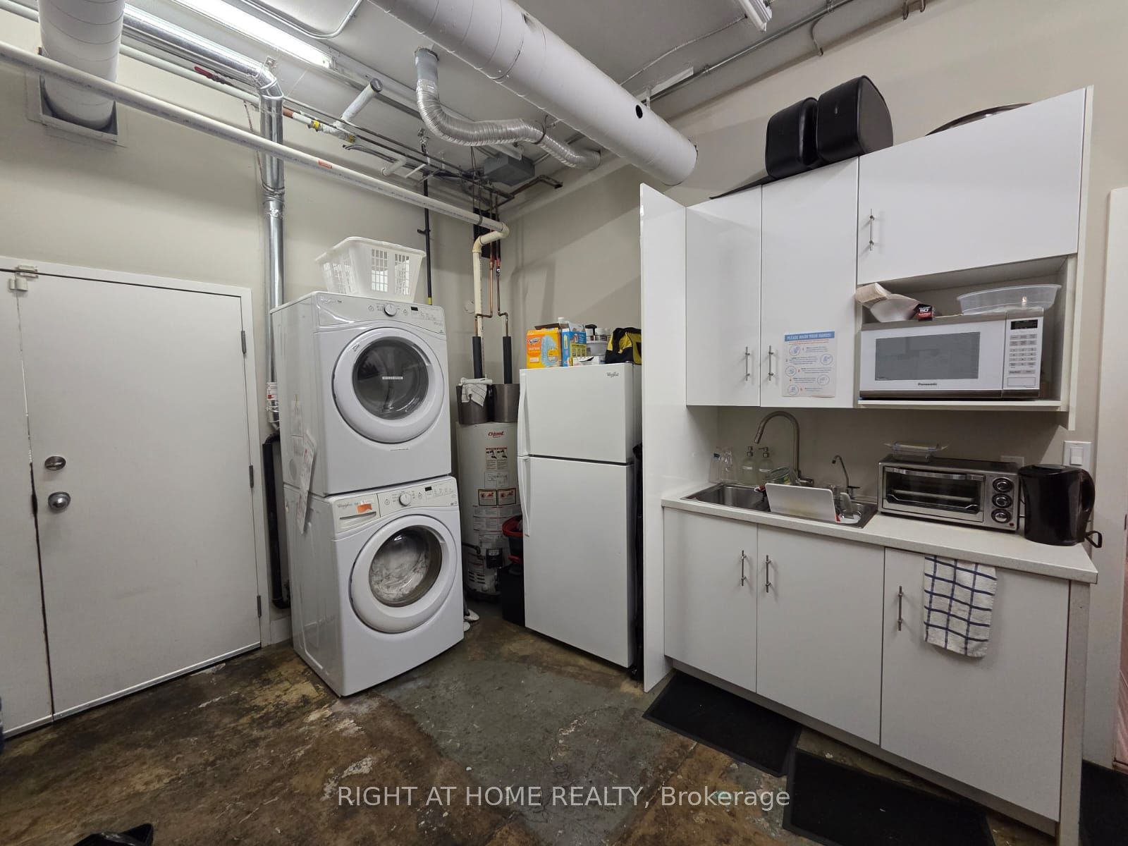 1133 Queen Street E Property Photo 18