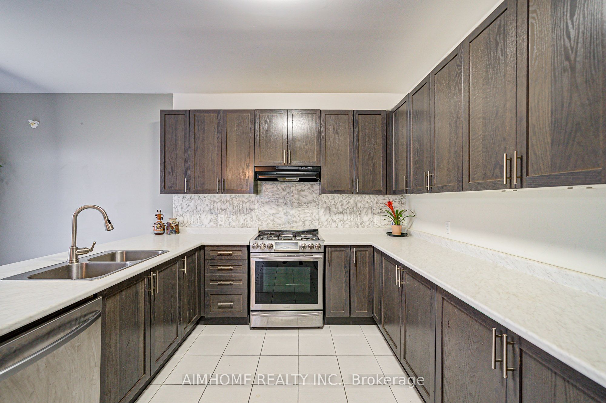 2383 Dobbinton Street Property Photo 20