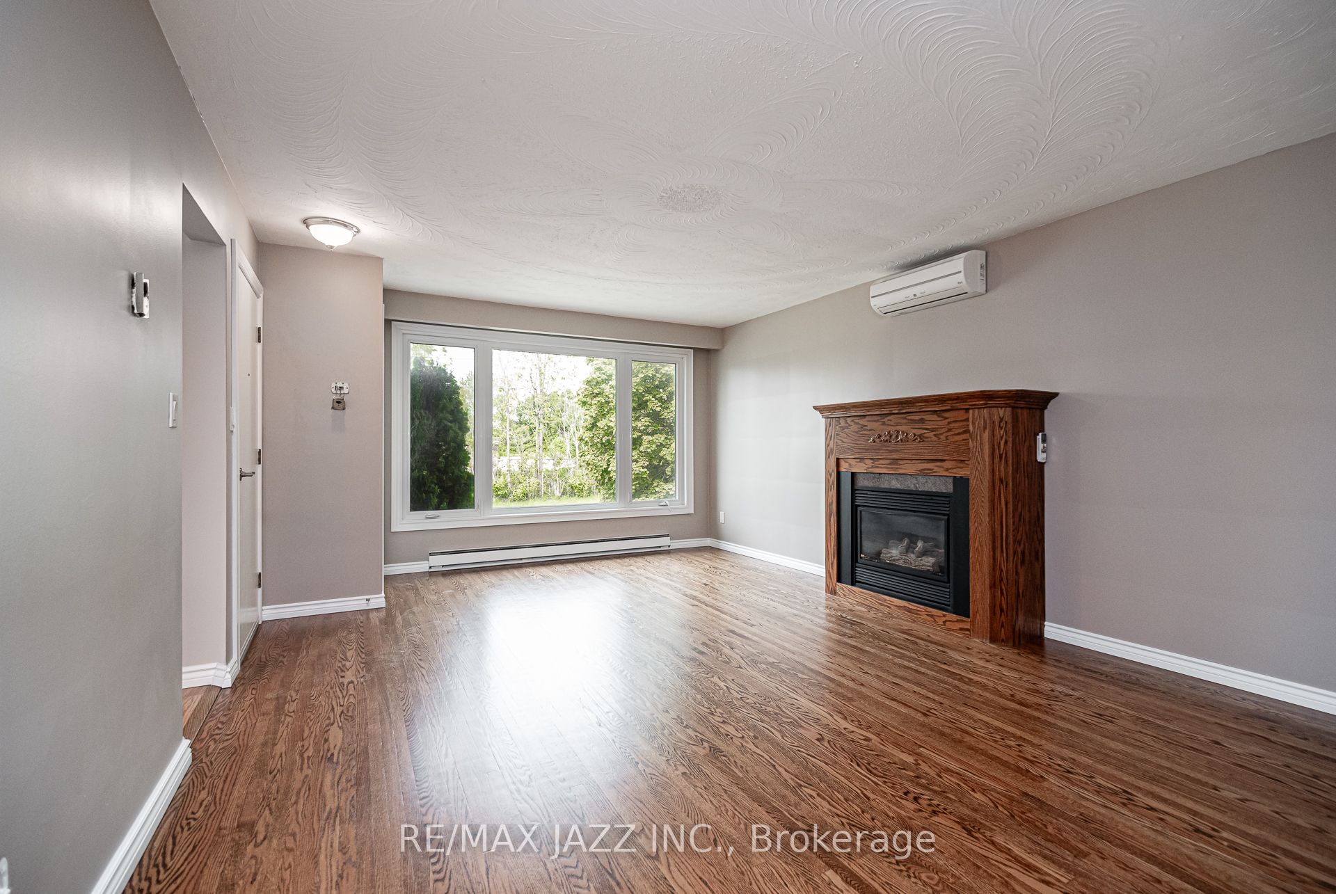 355 Oshawa Boulevard N Property Photo 4