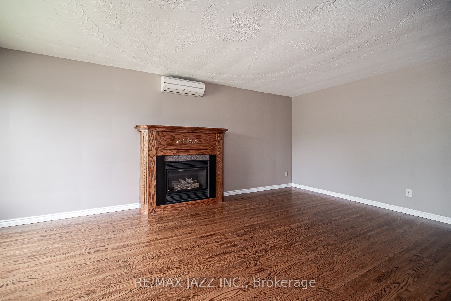 355 Oshawa Boulevard N Property Photo 5
