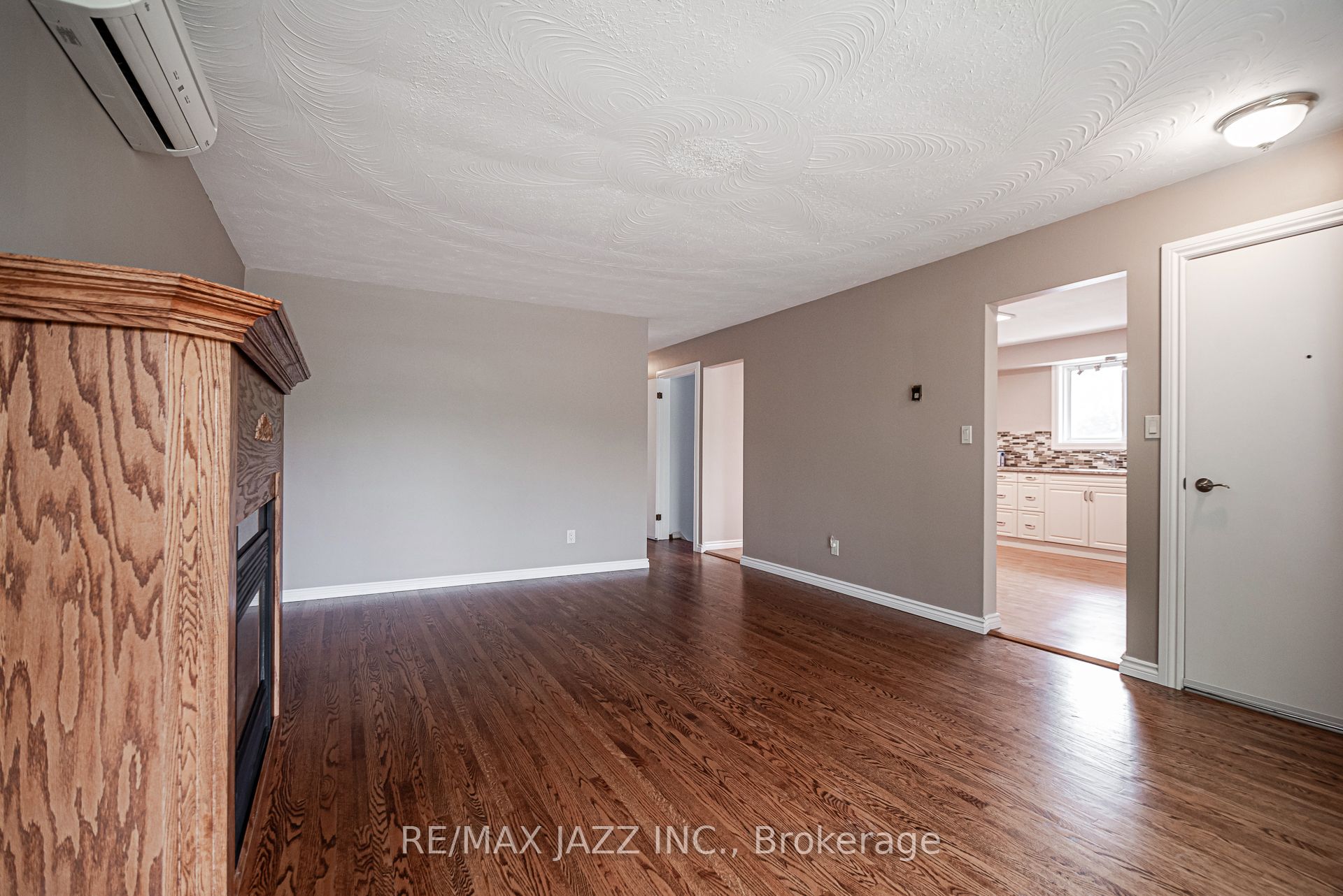 355 Oshawa Boulevard N Property Photo 6