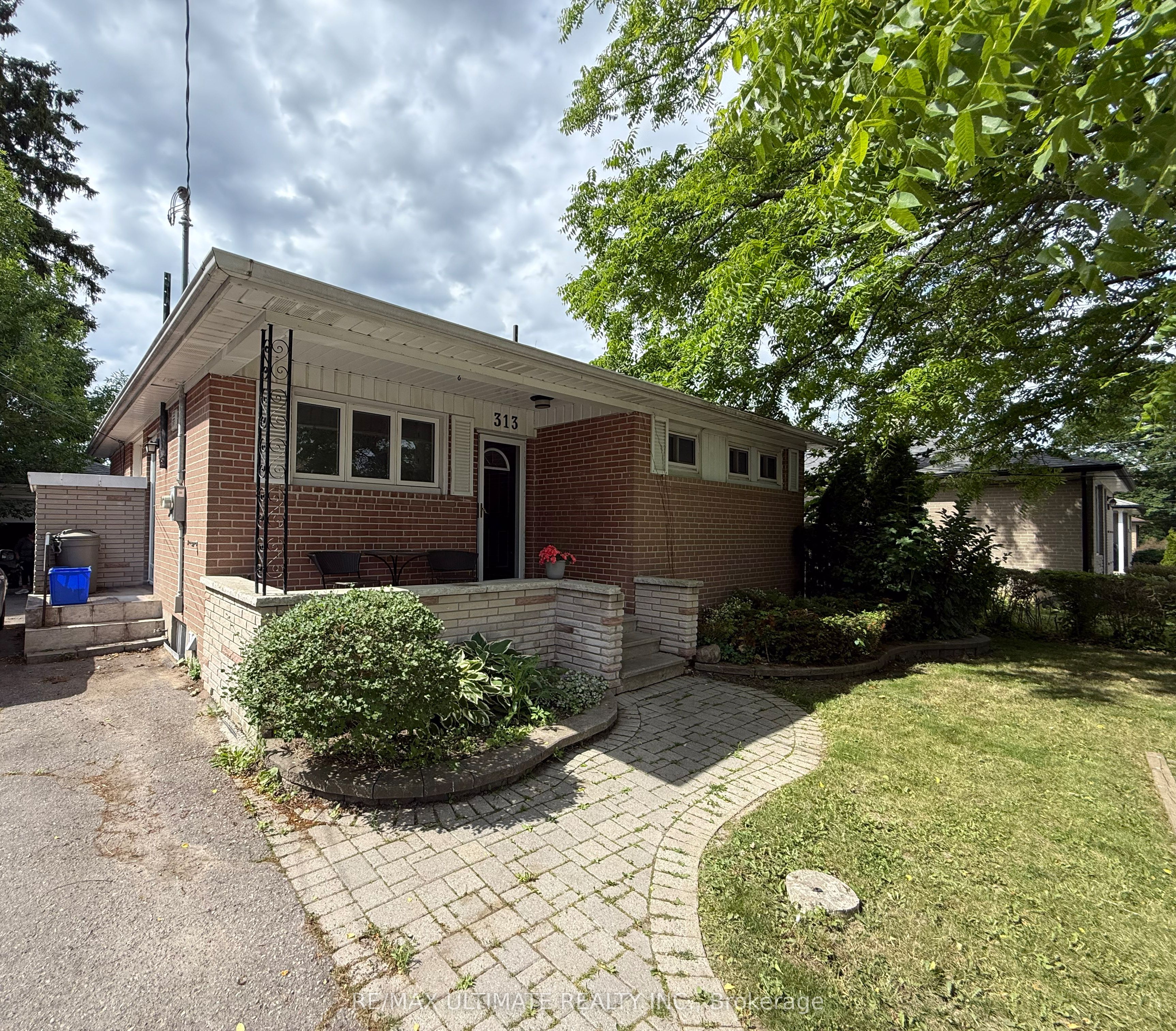 313 Rossland Road W Property Photo 1