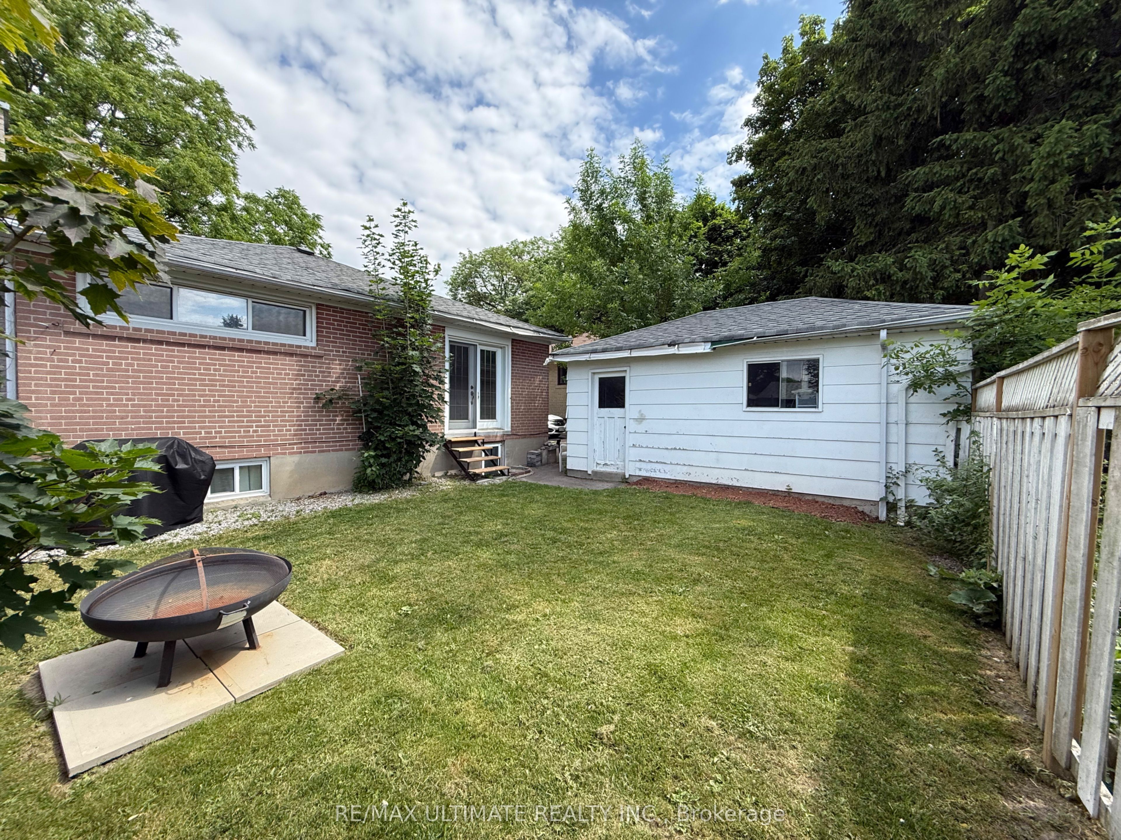 313 Rossland Road W Property Photo 3