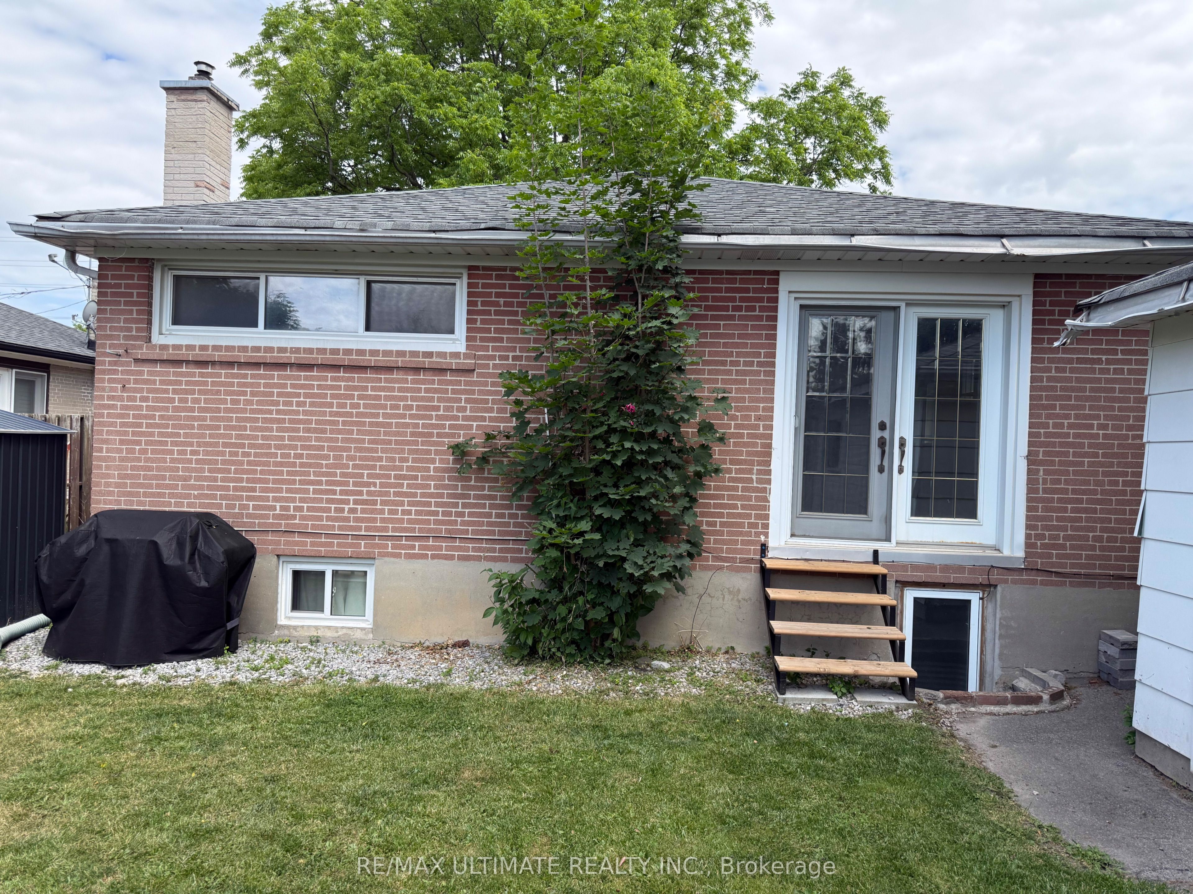 313 Rossland Road W Property Photo 4