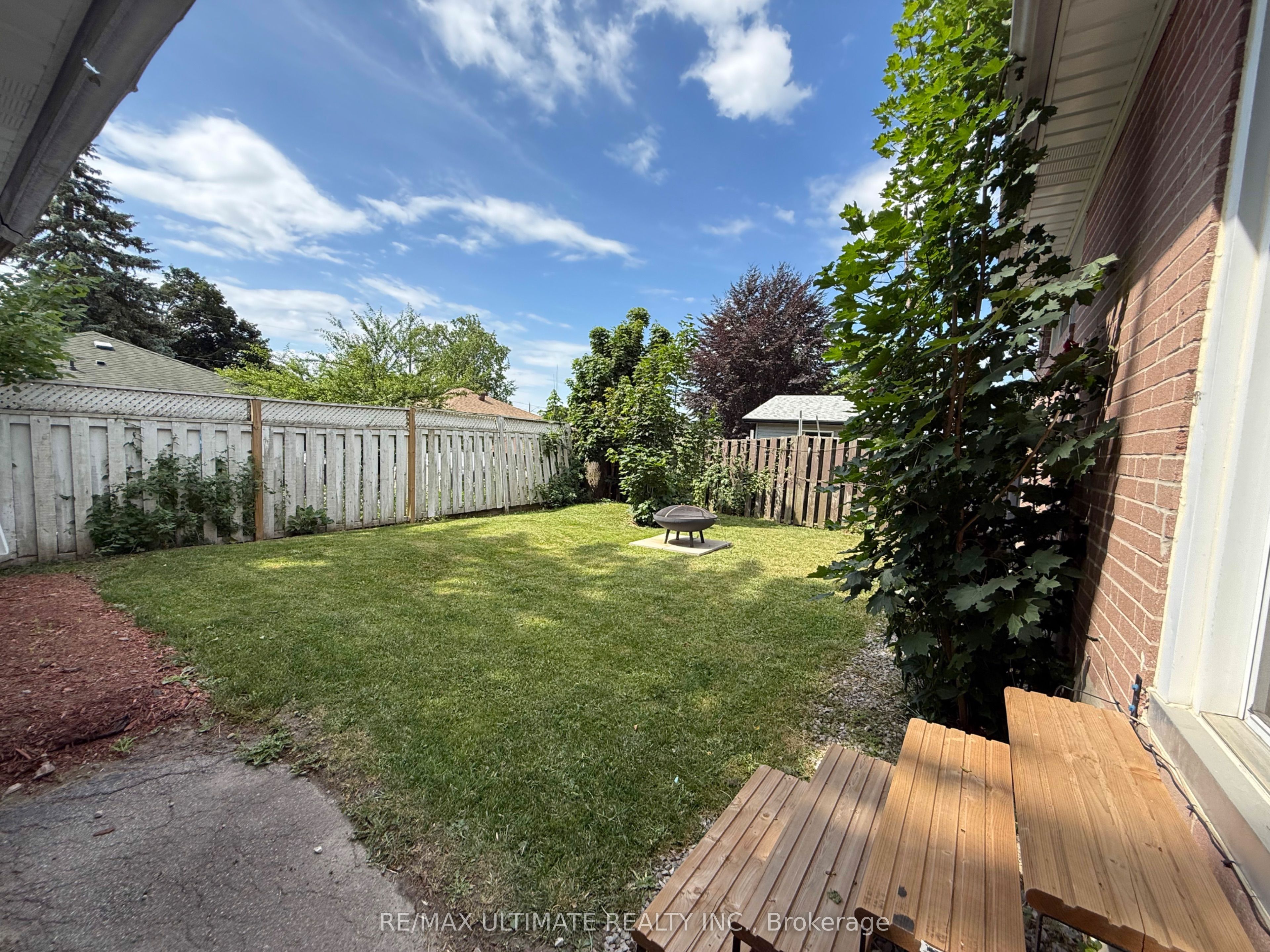 313 Rossland Road W Property Photo 5