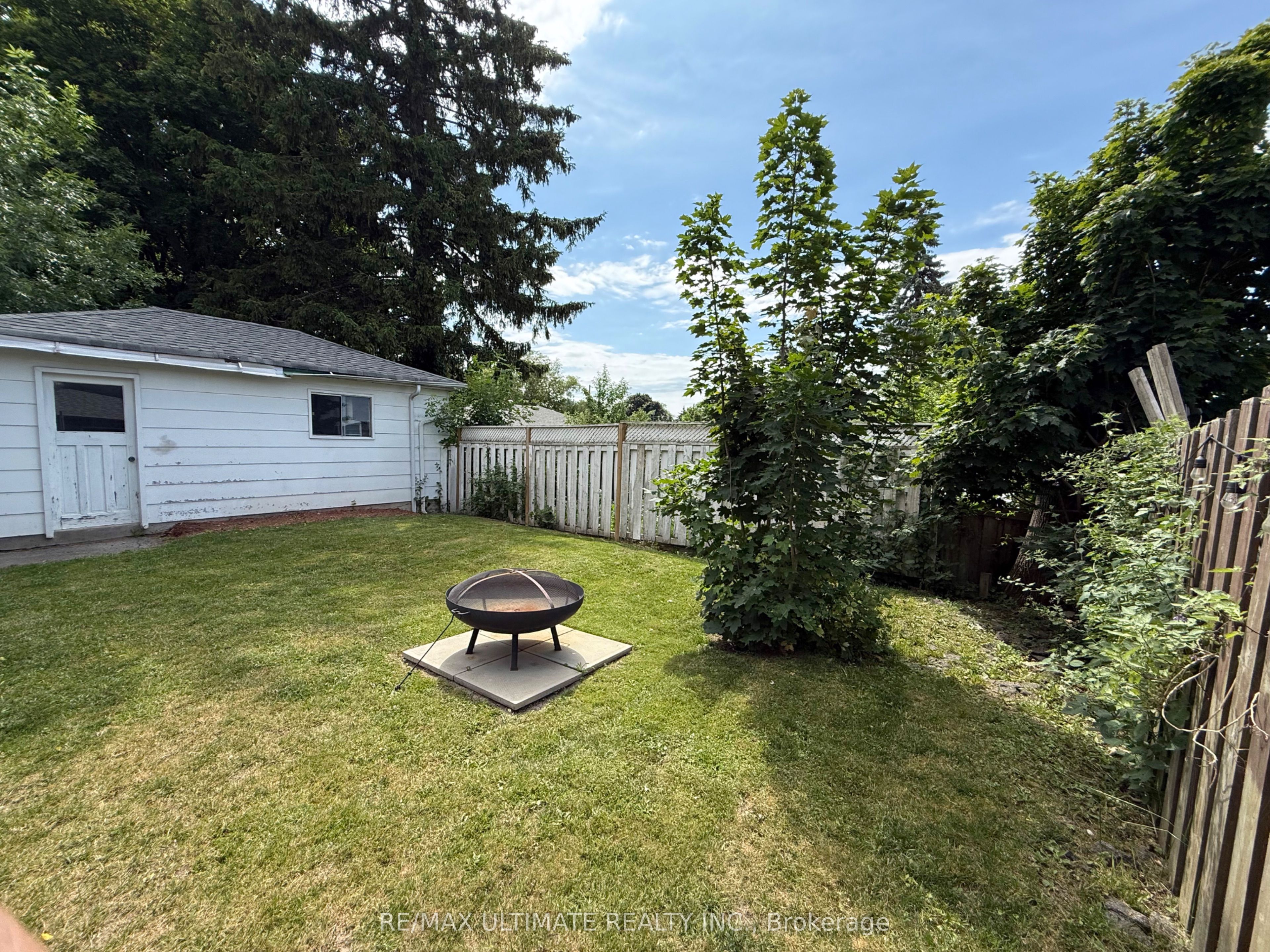 313 Rossland Road W Property Photo 6