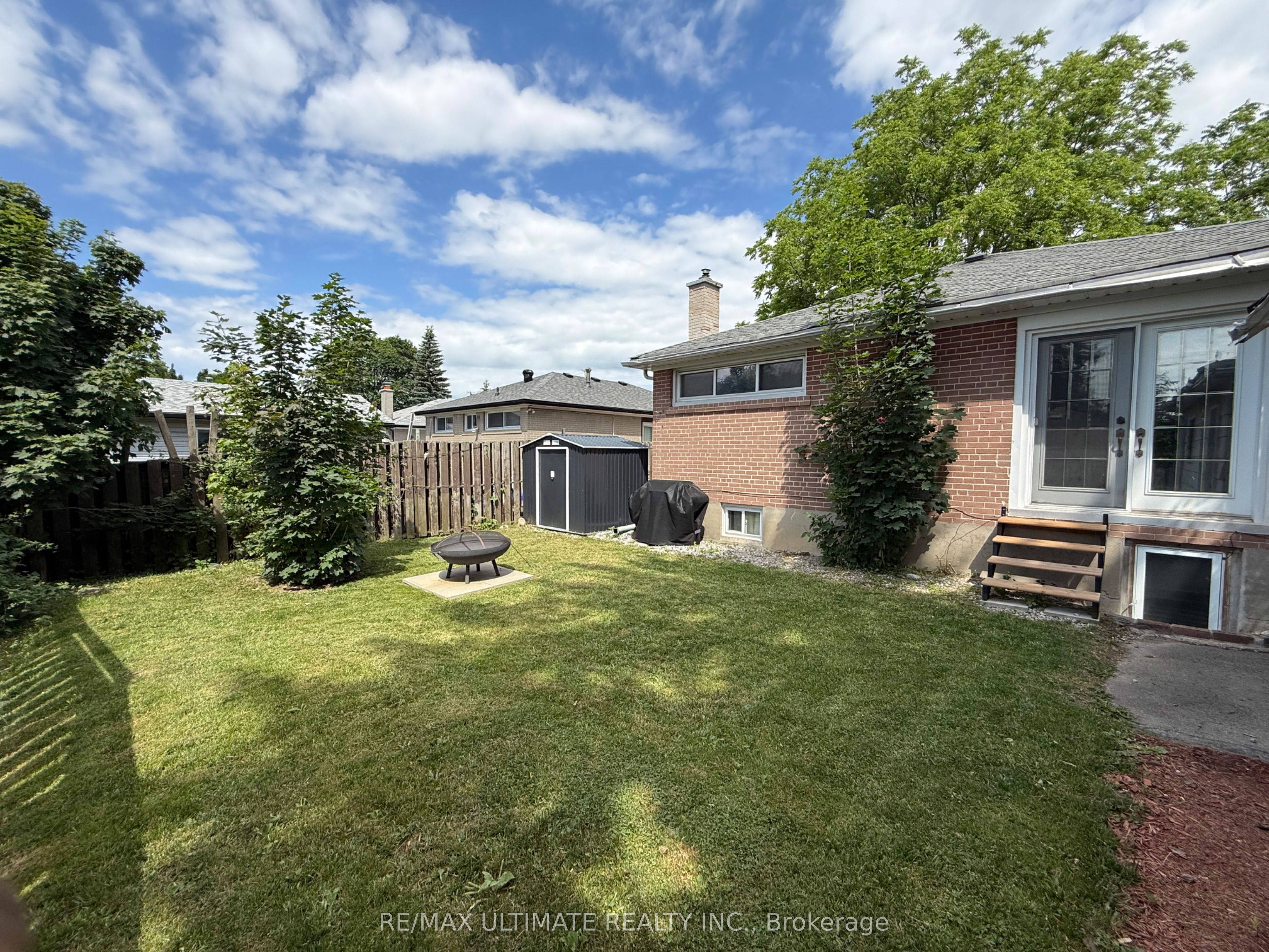 313 Rossland Road W Property Photo 7
