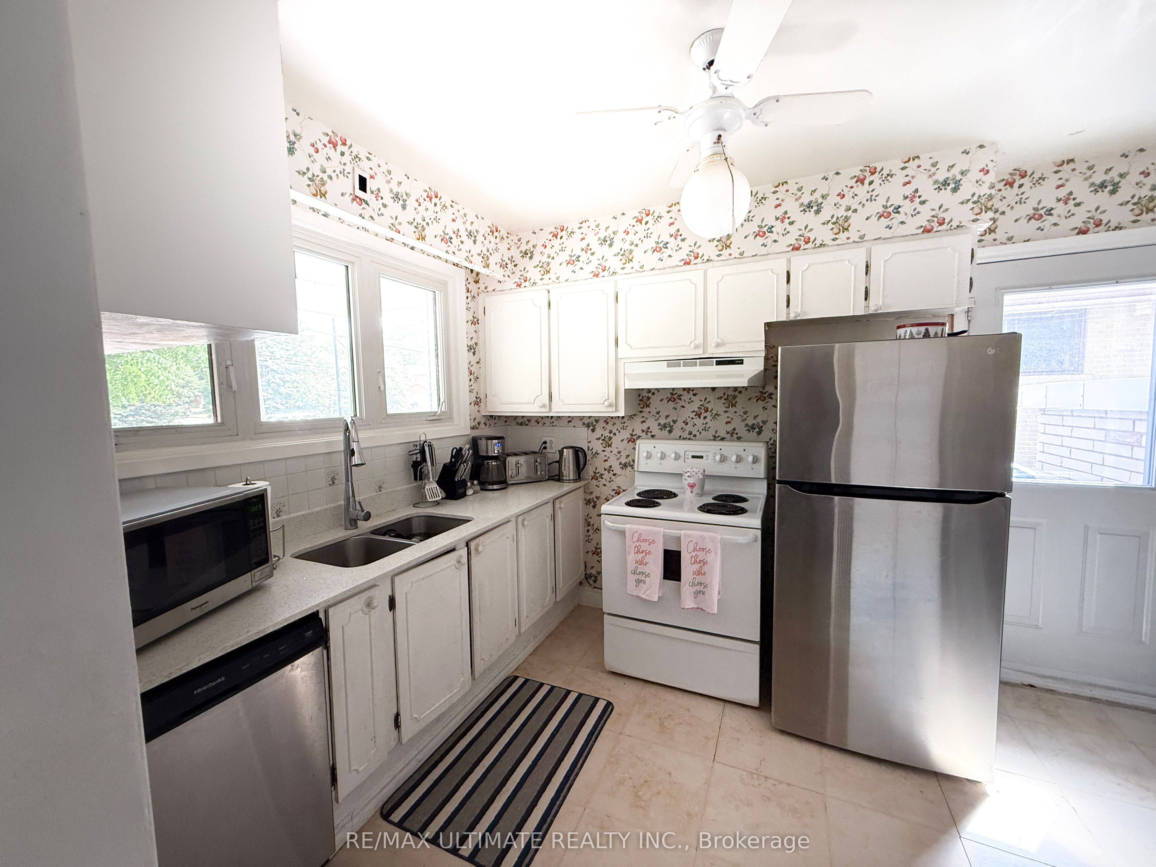 313 Rossland Road W Property Photo 12