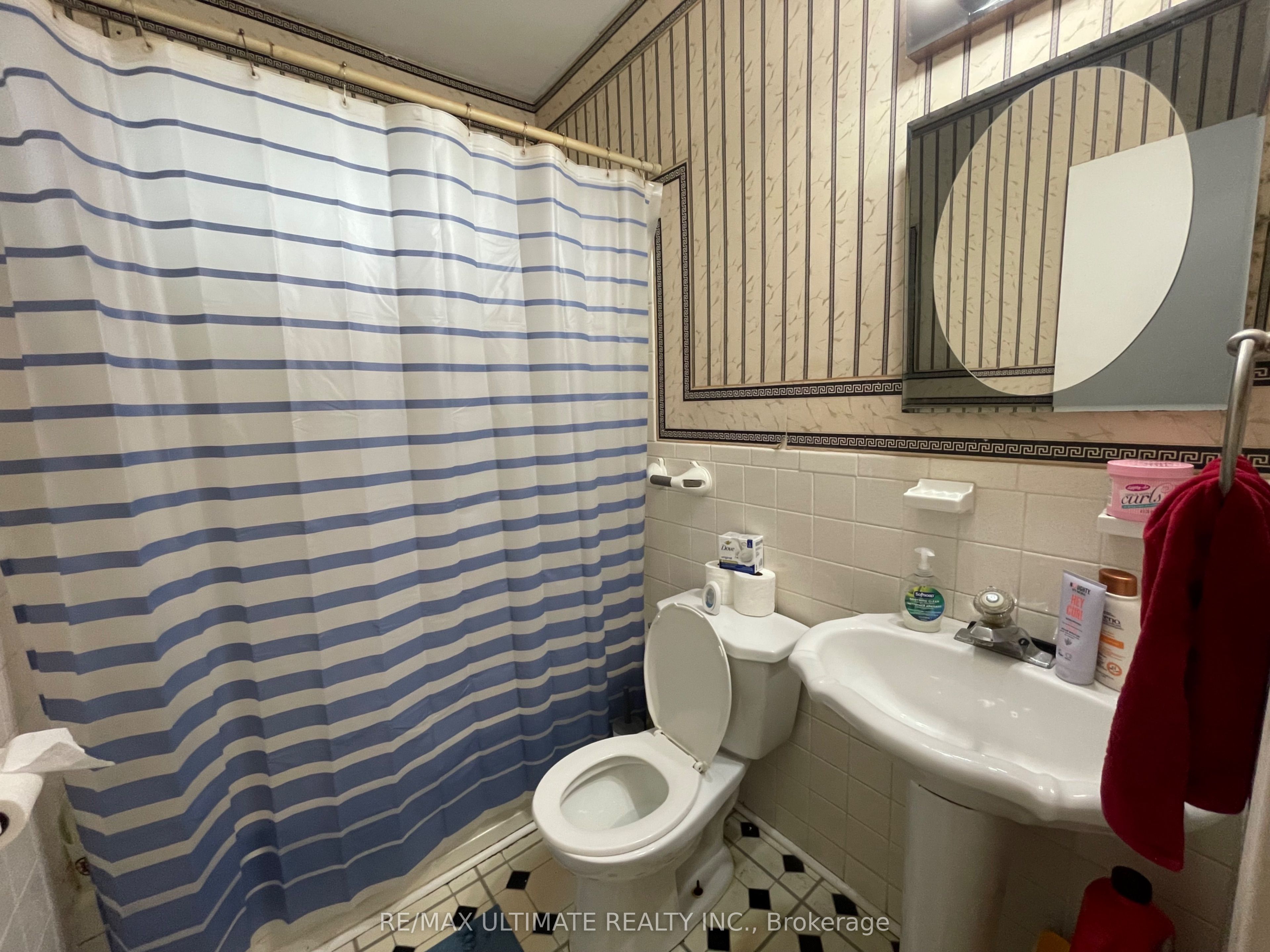 313 Rossland Road W Property Photo 16