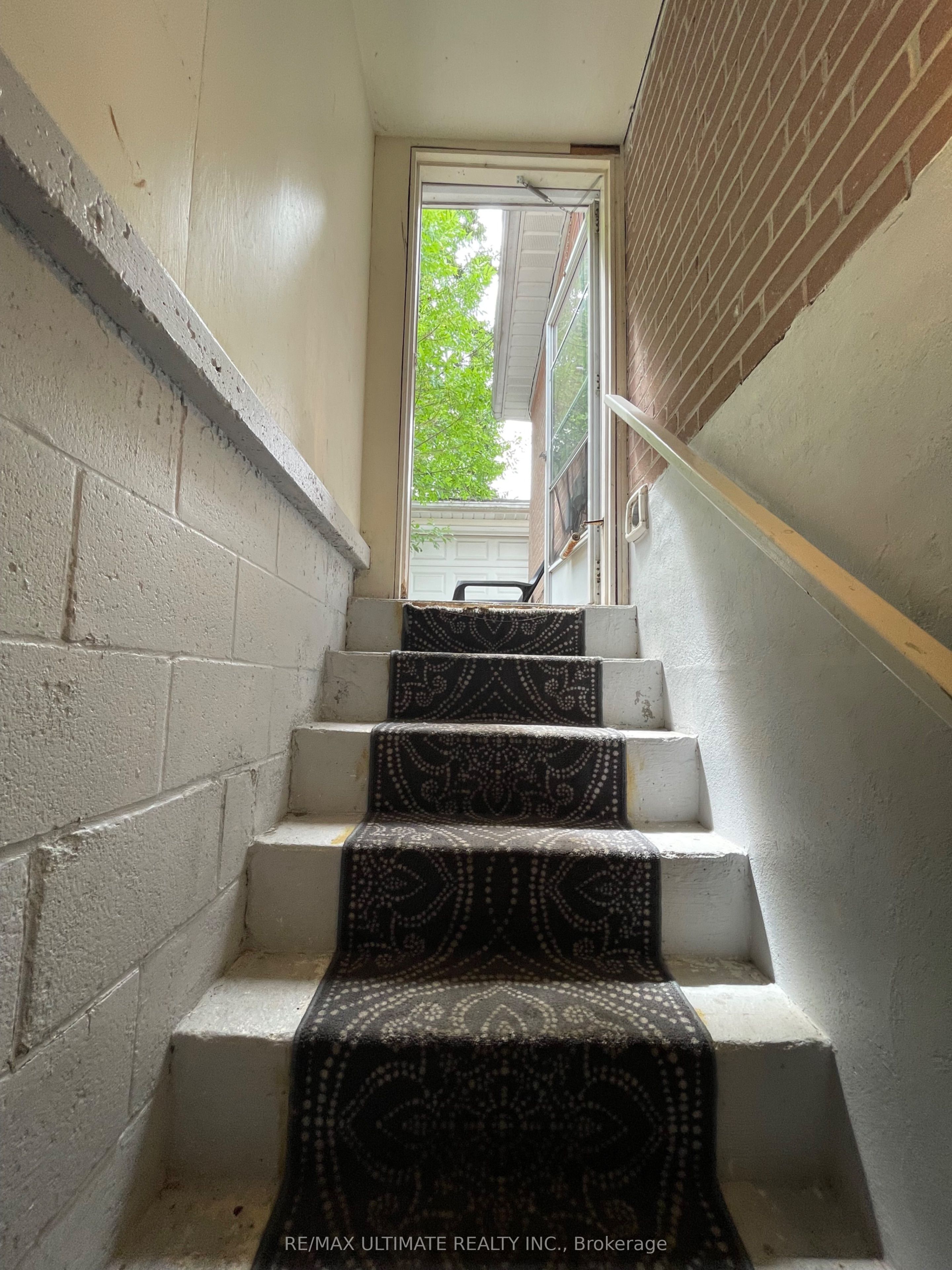 313 Rossland Road W Property Photo 17