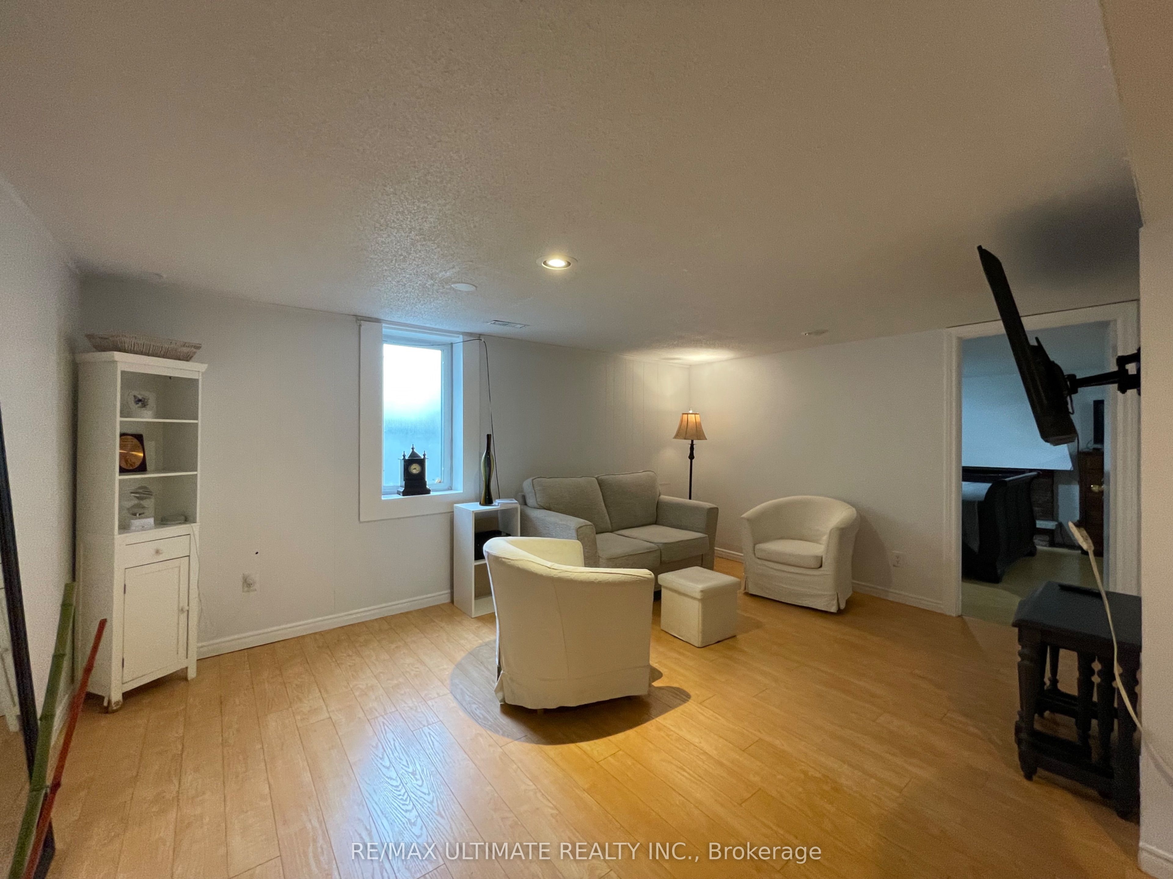 313 Rossland Road W Property Photo 18