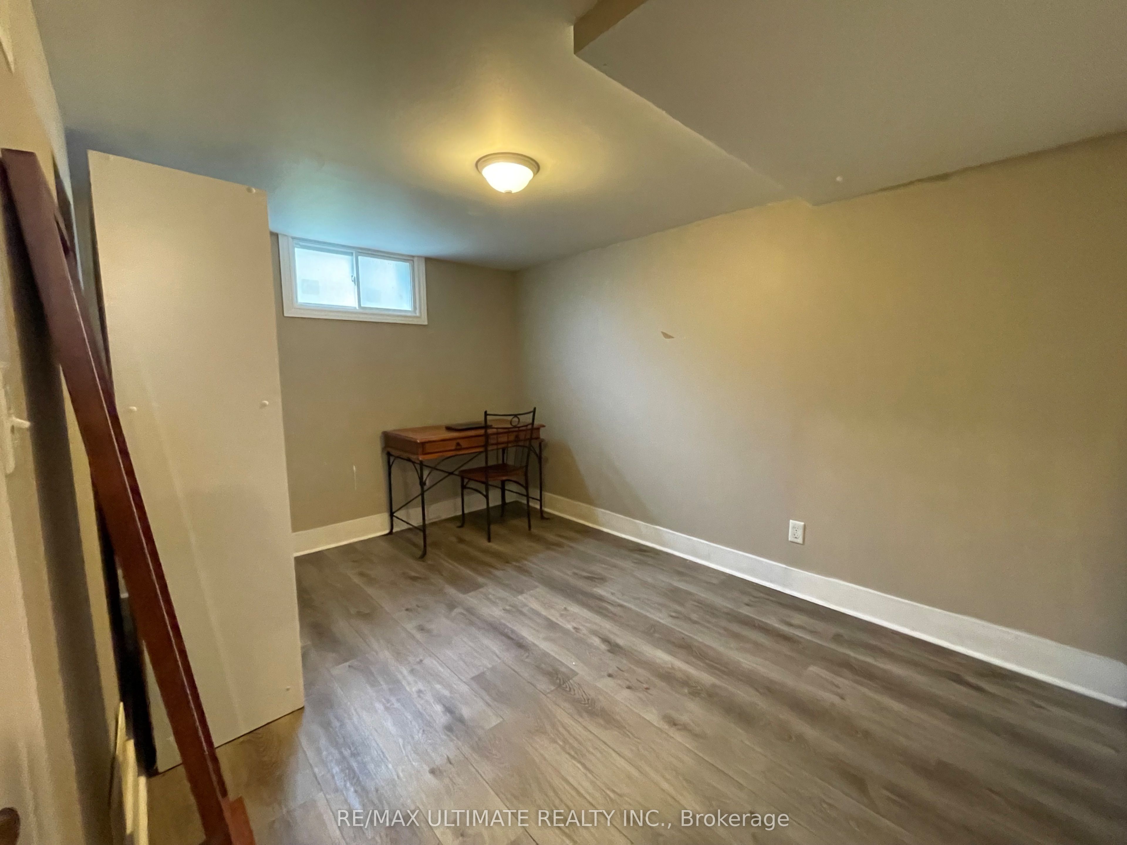 313 Rossland Road W Property Photo 23