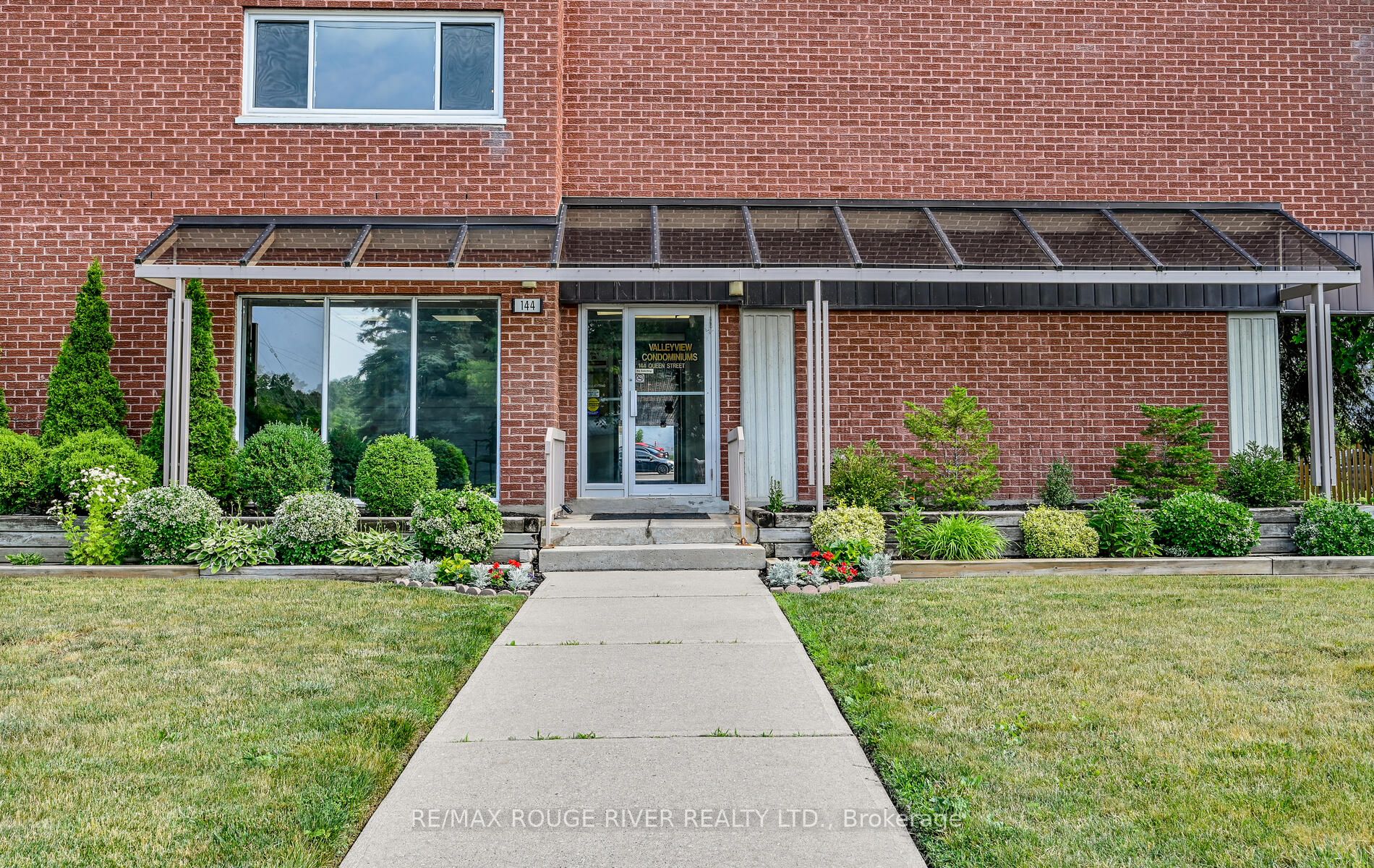 144 Queen Street 402 Property Photo 5