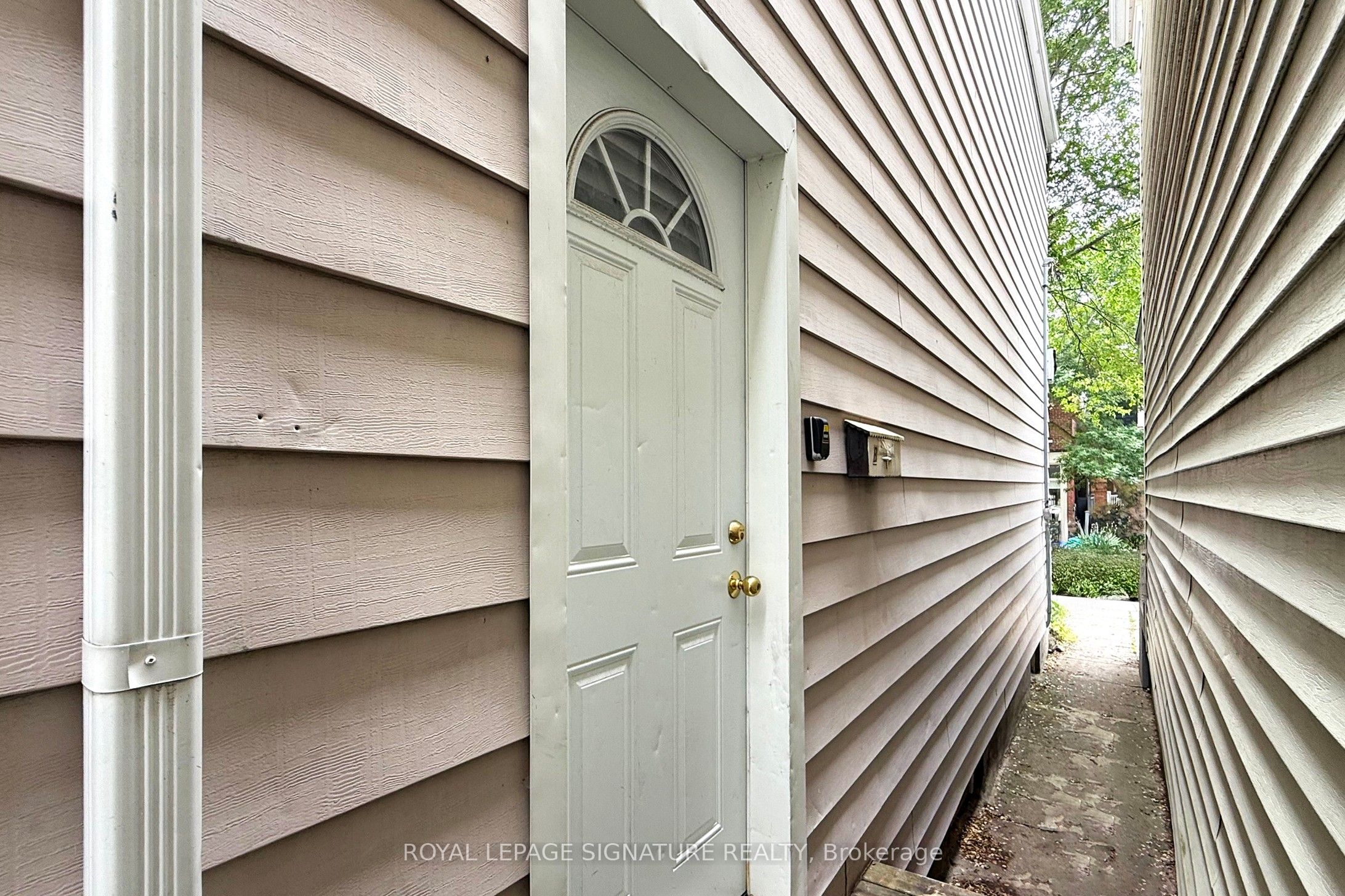 #upper B - 117 Hampton Avenue Property Photo 11