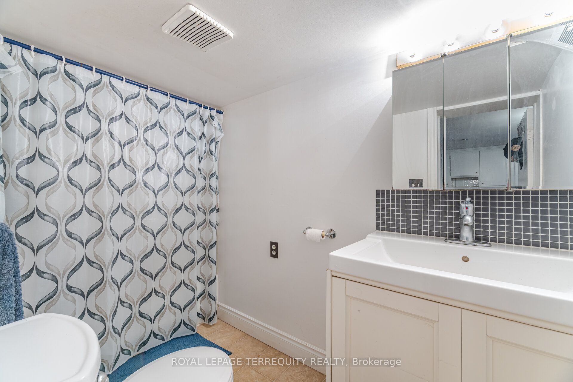 1194 King Street Property Photo 31