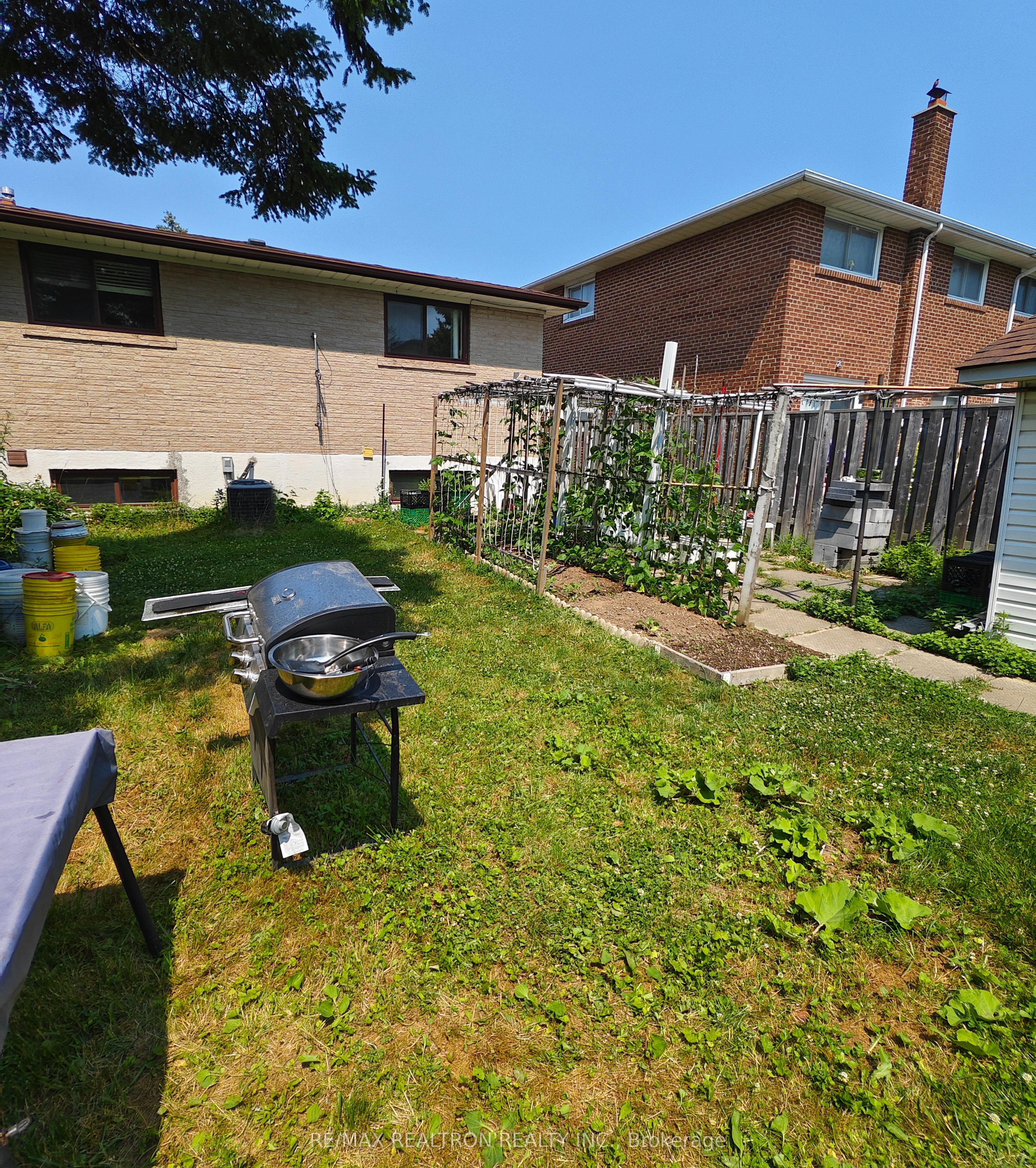 17 Dibgate Boulevard Main Floor Property Photo 3