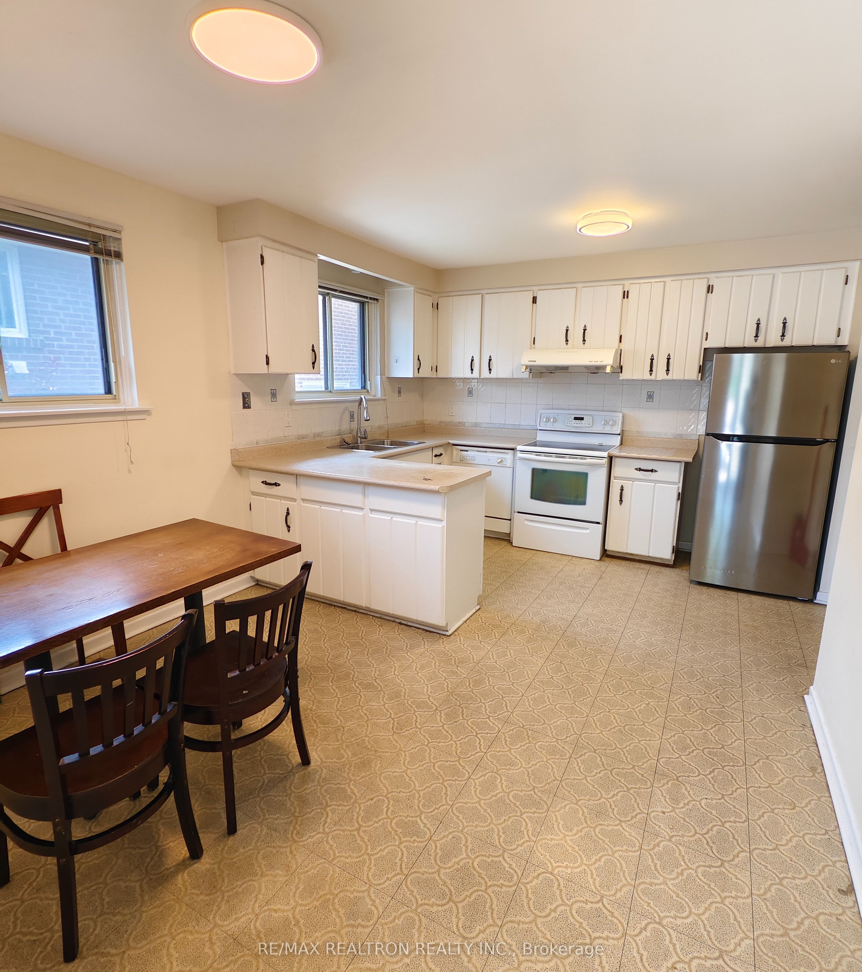 17 Dibgate Boulevard Main Floor Property Photo 4