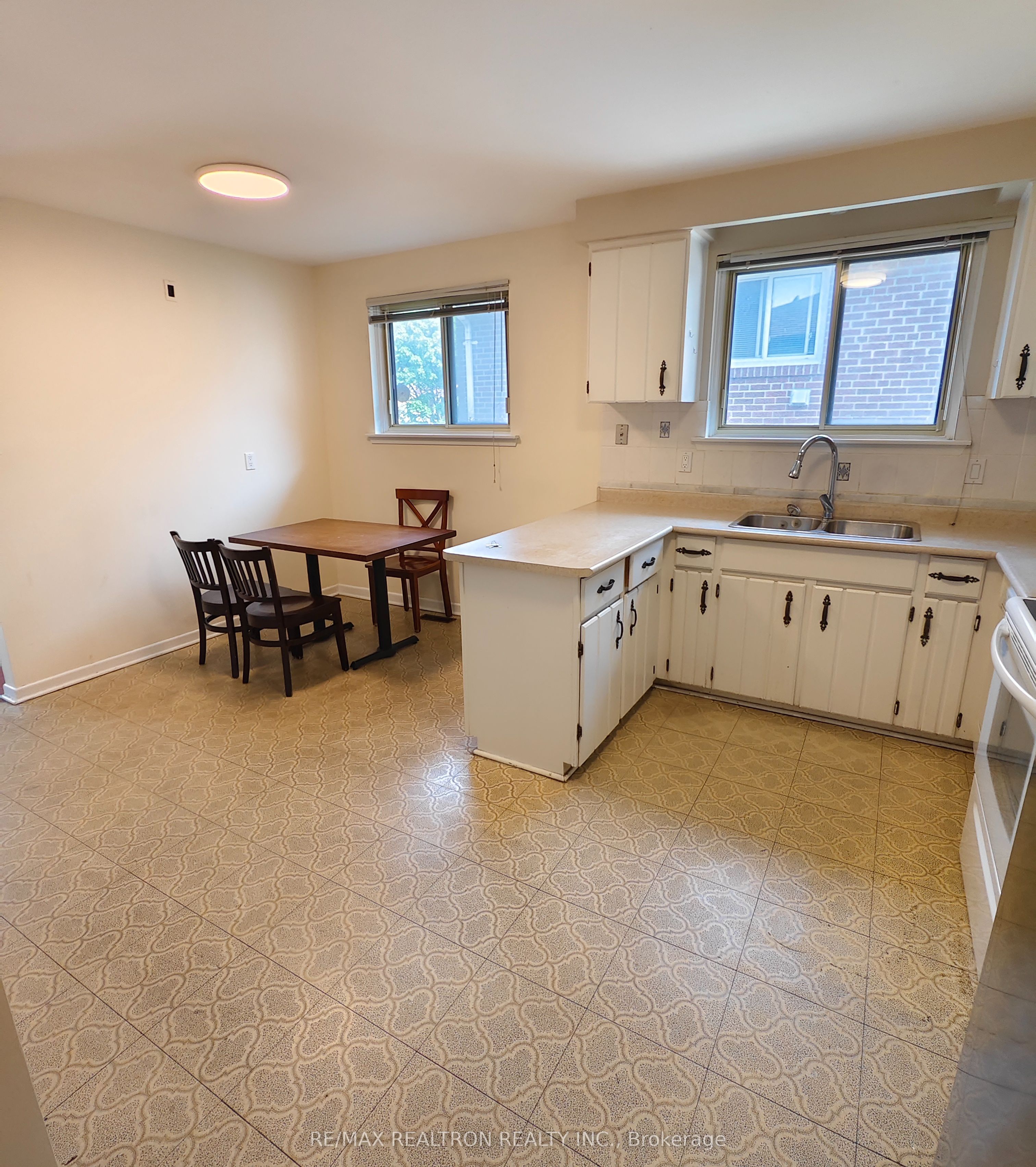 17 Dibgate Boulevard Main Floor Property Photo 5