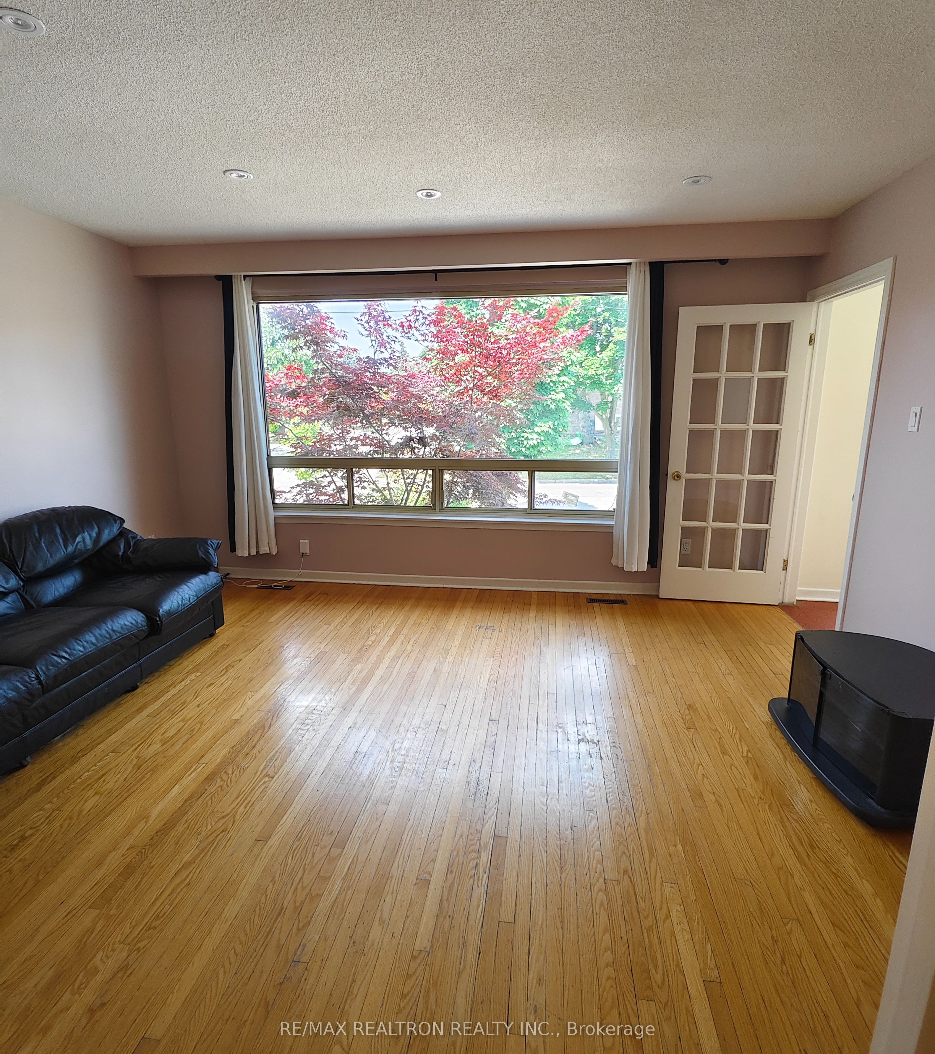 17 Dibgate Boulevard Main Floor Property Photo 6