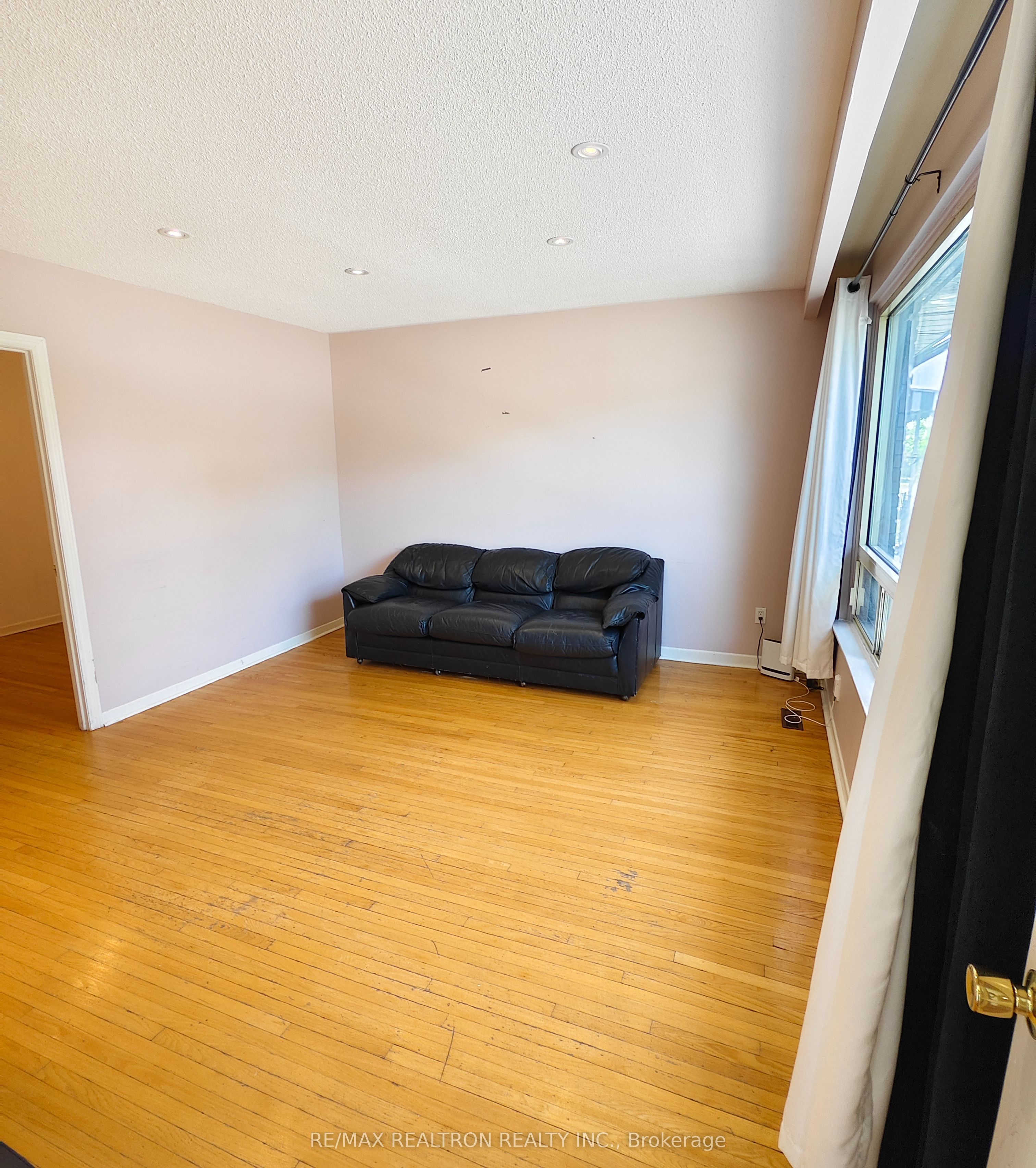 17 Dibgate Boulevard Main Floor Property Photo 7