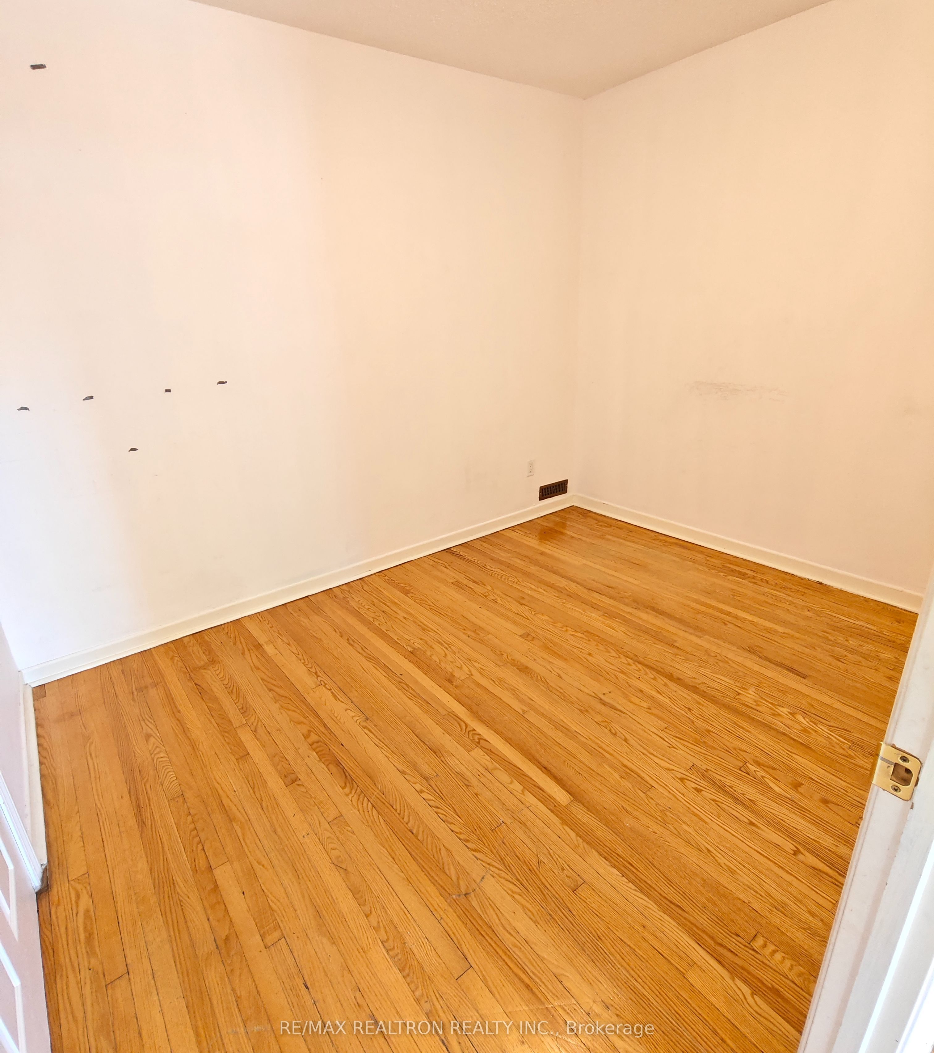 17 Dibgate Boulevard Main Floor Property Photo 8