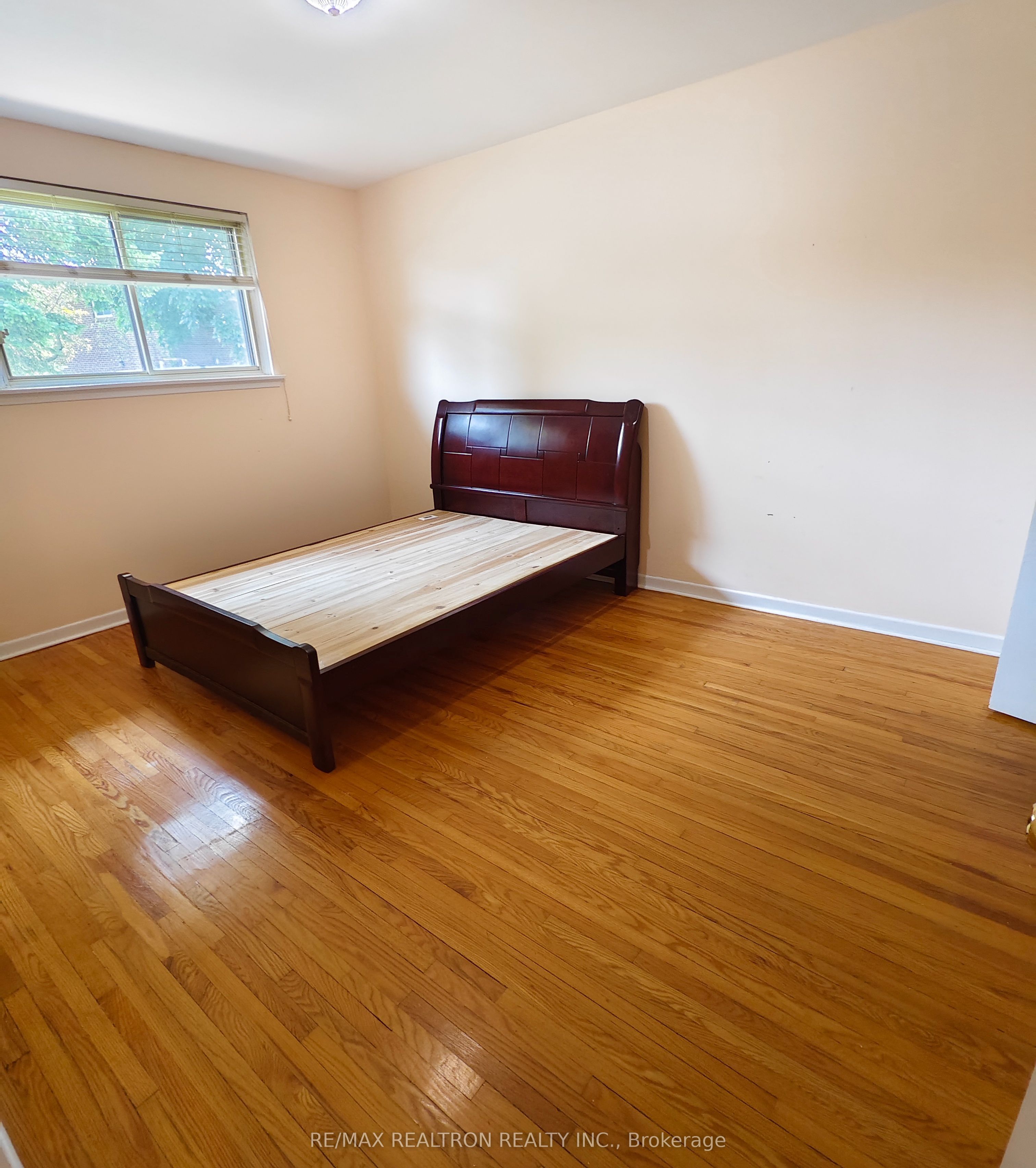 17 Dibgate Boulevard Main Floor Property Photo 10