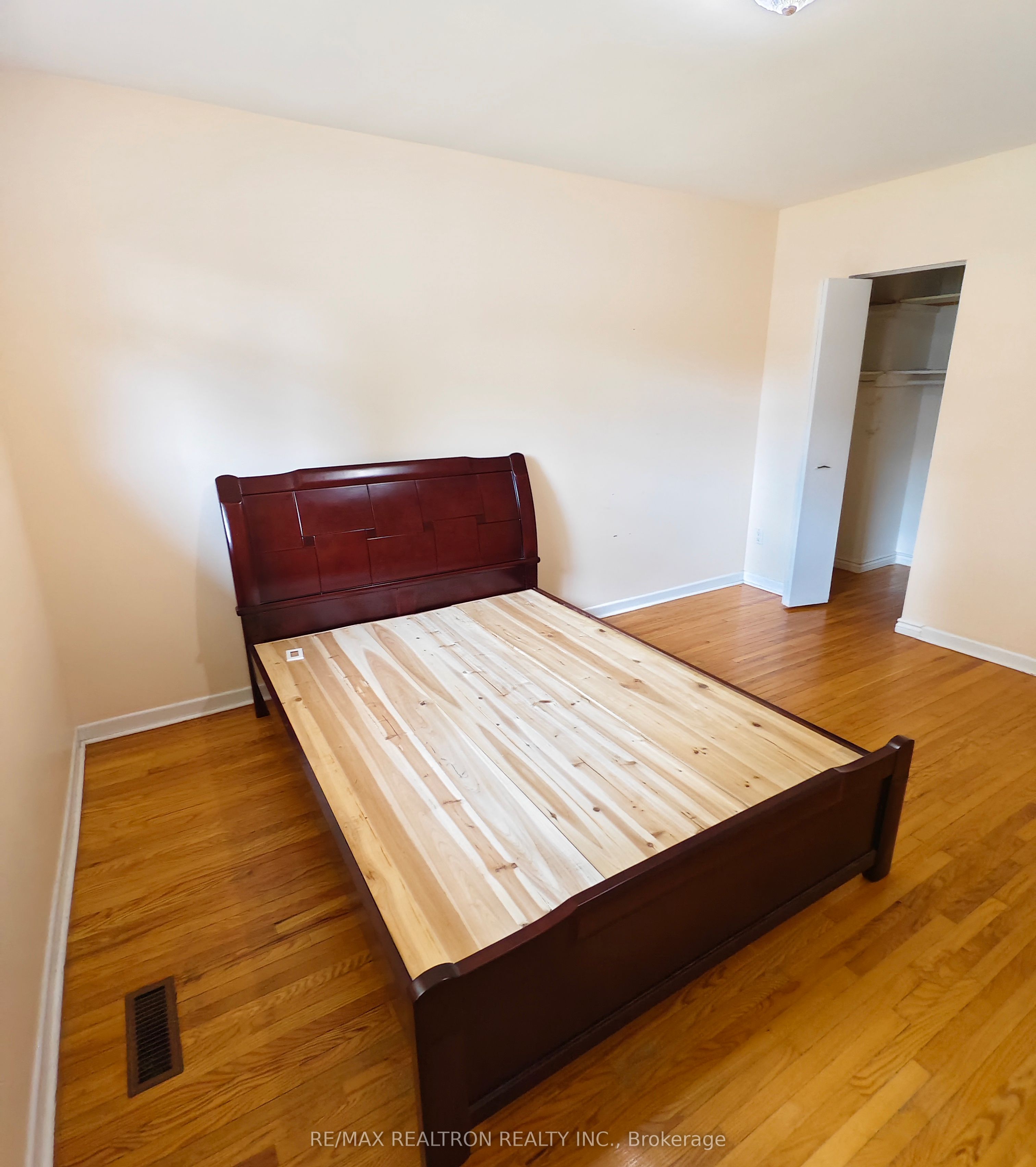 17 Dibgate Boulevard Main Floor Property Photo 12