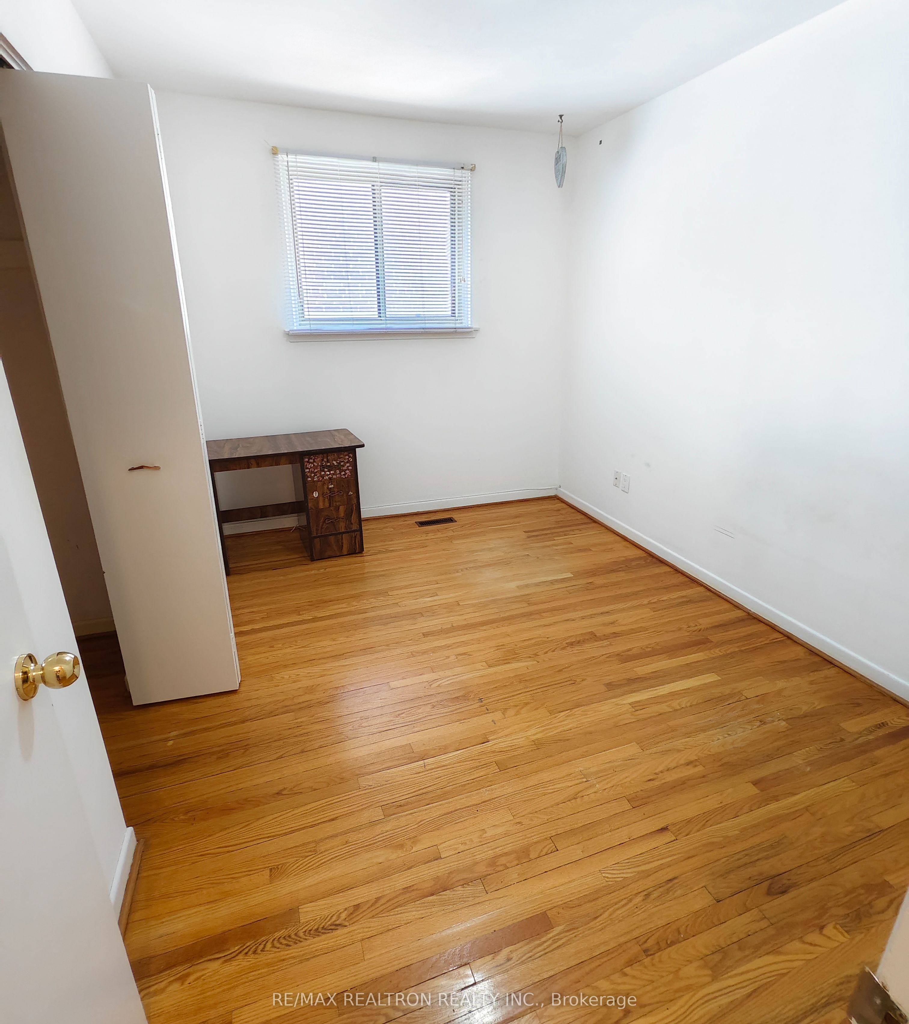 17 Dibgate Boulevard Main Floor Property Photo 13