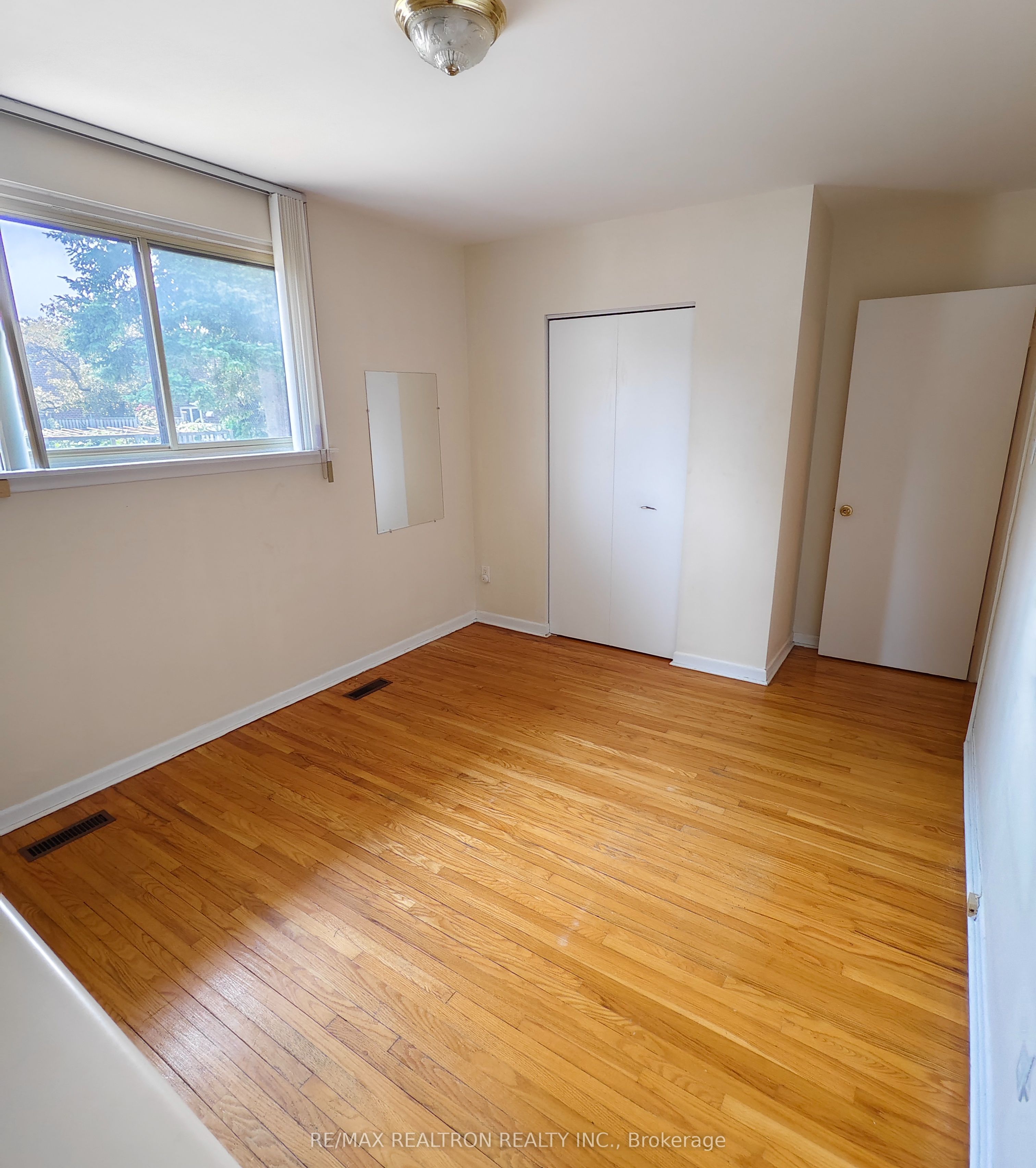 17 Dibgate Boulevard Main Floor Property Photo 14