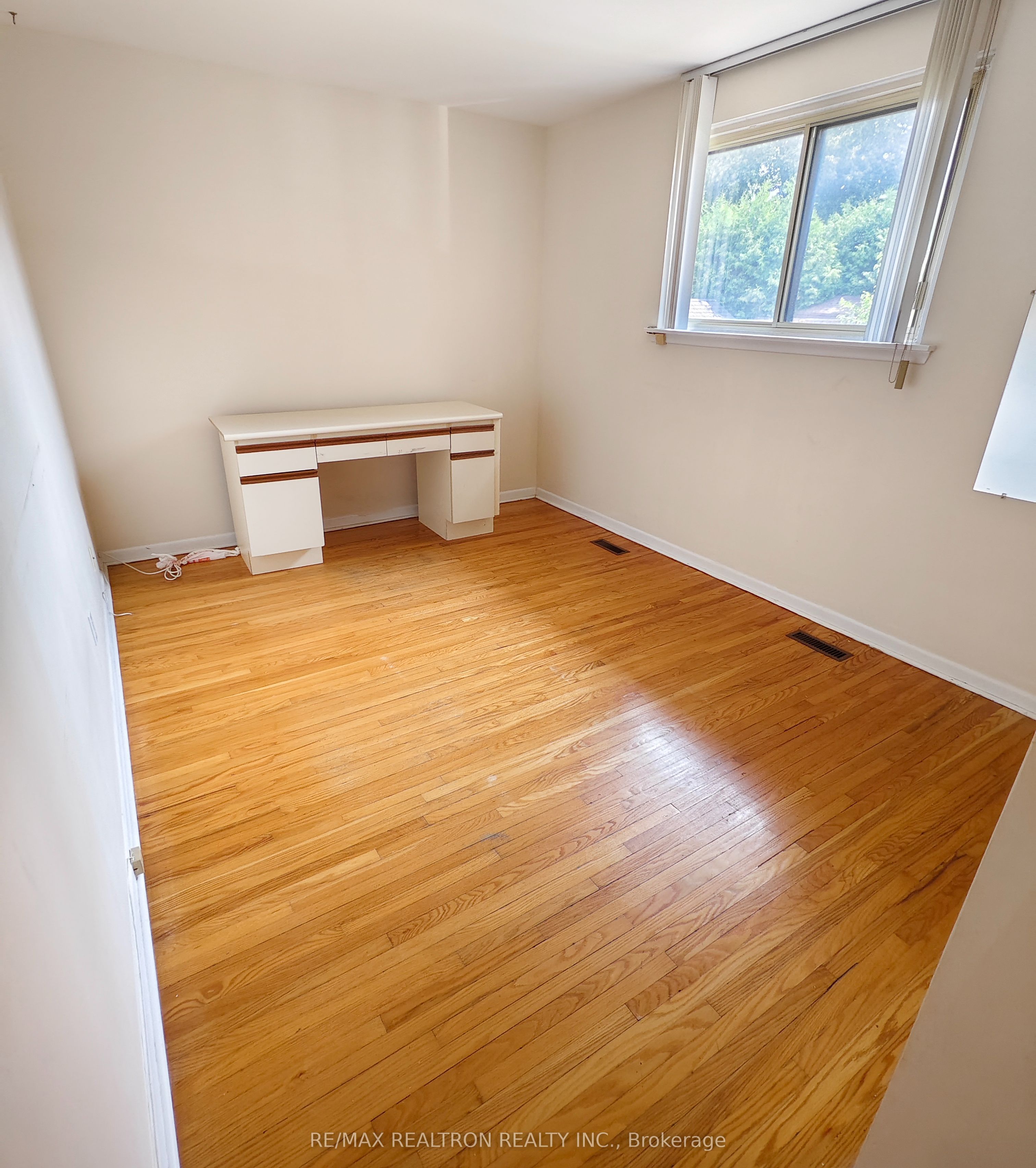 17 Dibgate Boulevard Main Floor Property Photo 15