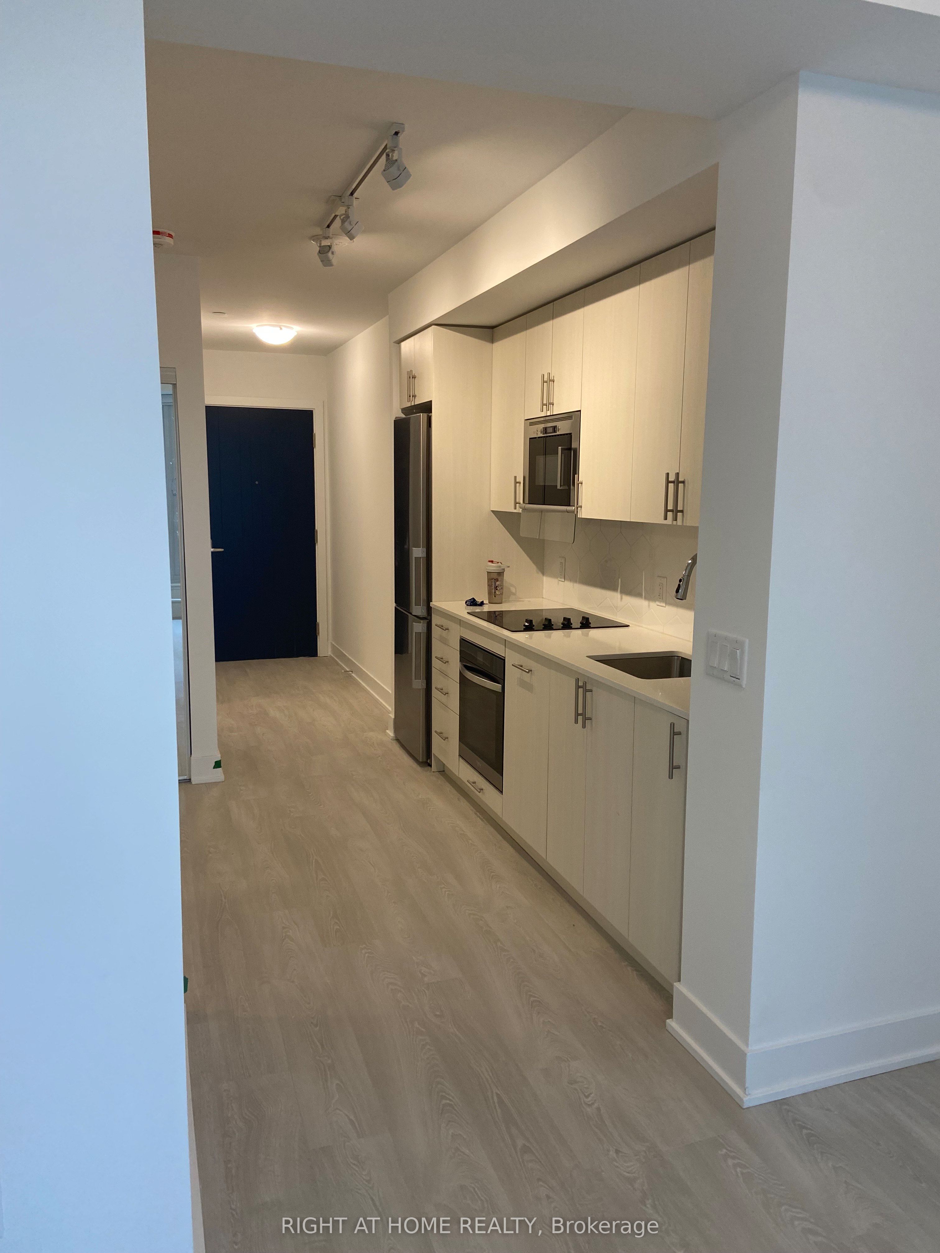 214 - 2545 Simcoe Street N Property Photo 4