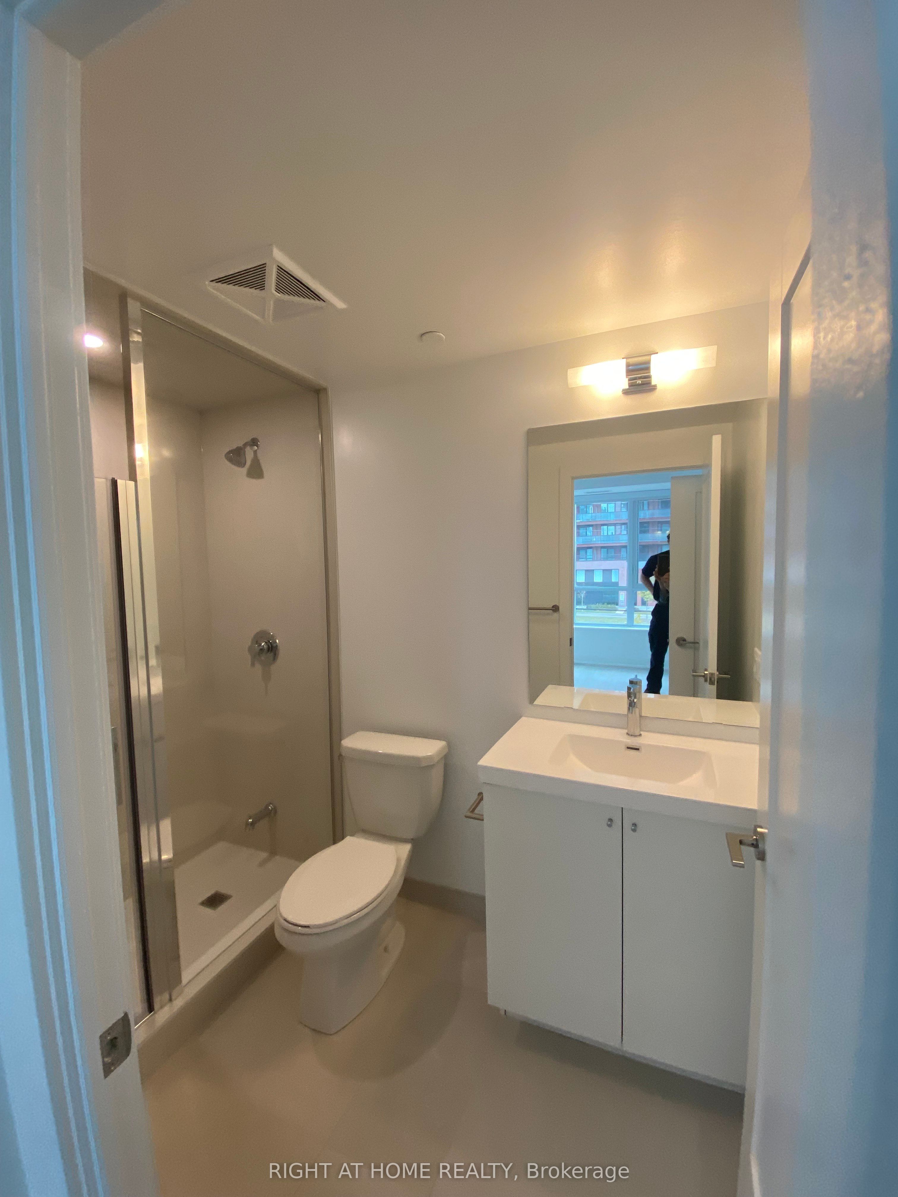 214 - 2545 Simcoe Street N Property Photo 6